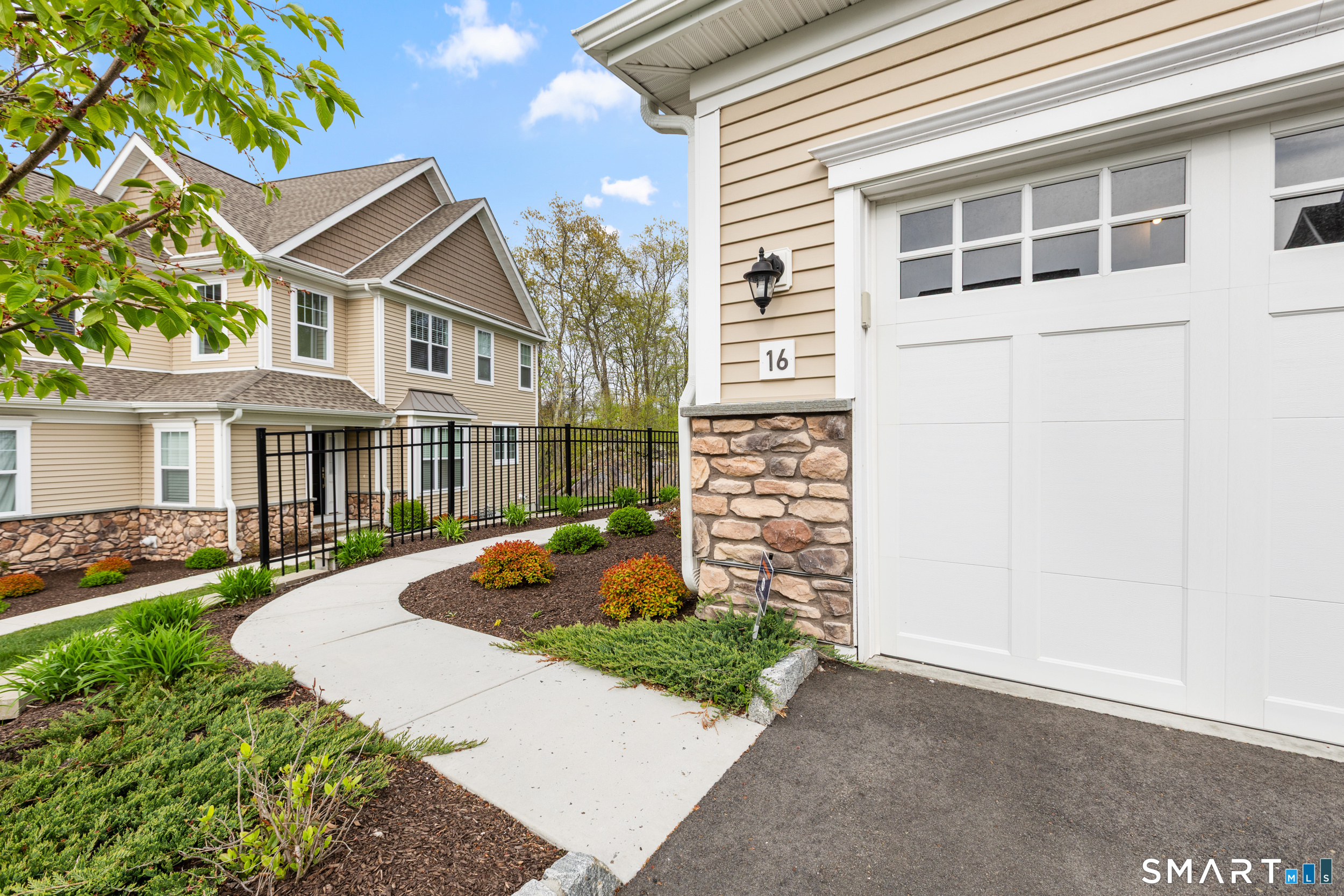 16 Hunting Ridge Lane