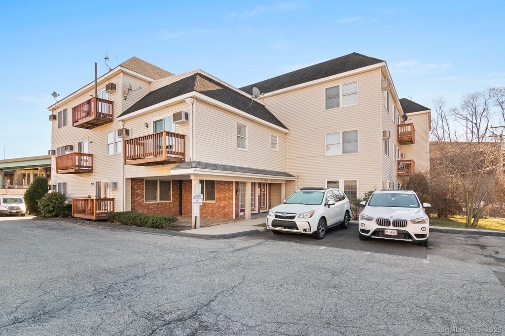 Daly Street Apt 2F, Stamford, Connecticut - 1 Bedrooms  
1 Bathrooms  
3 Rooms - 