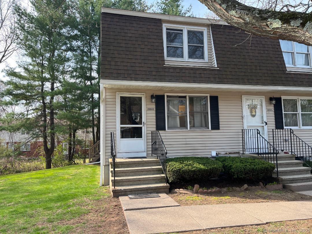 Oakland Street Apt H, Manchester, Connecticut - 2 Bedrooms  
2 Bathrooms  
4 Rooms - 