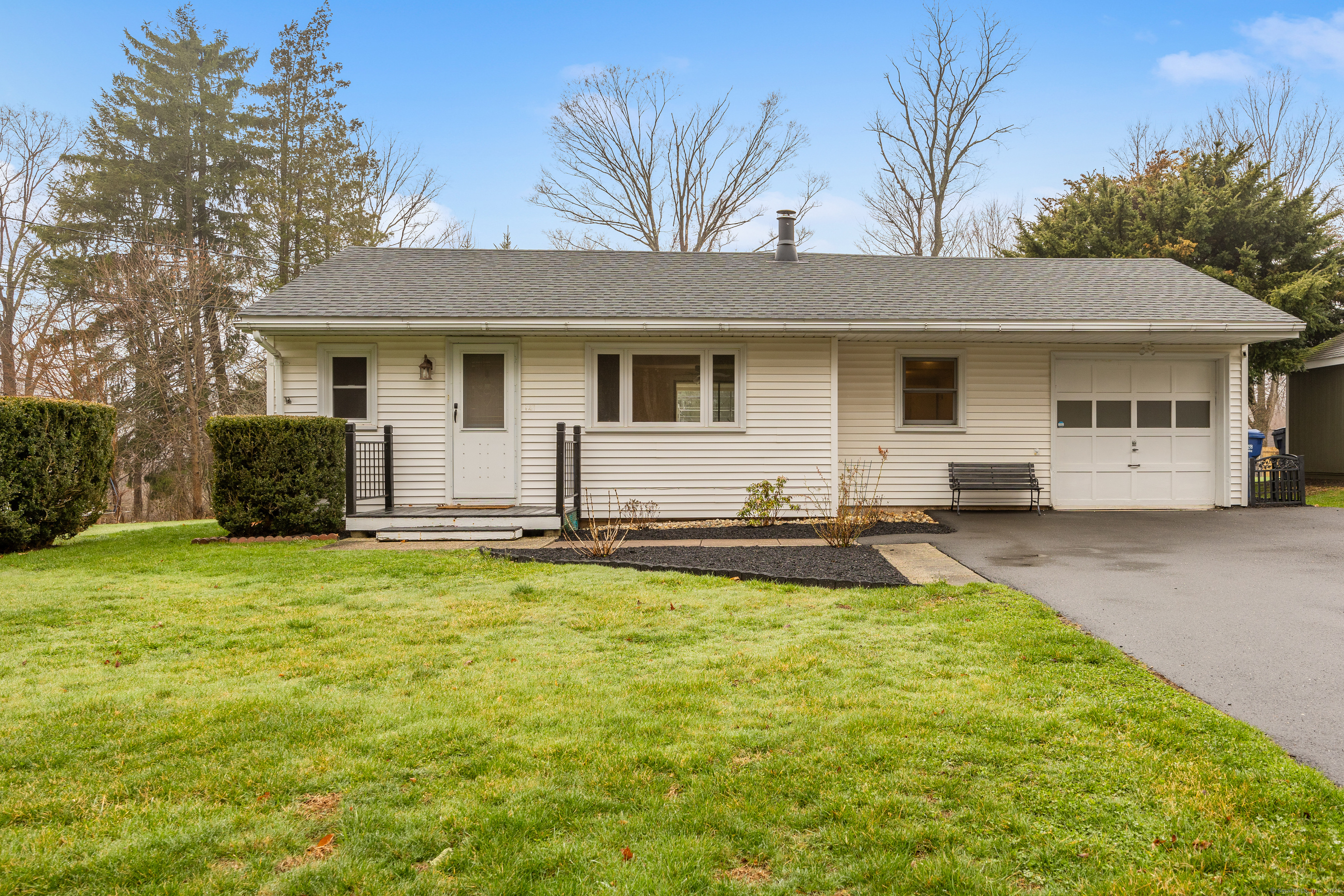 Rental Property at Oak Terrace, Durham, Connecticut - Bedrooms: 1 
Bathrooms: 1 
Rooms: 5  - $2,100 MO.