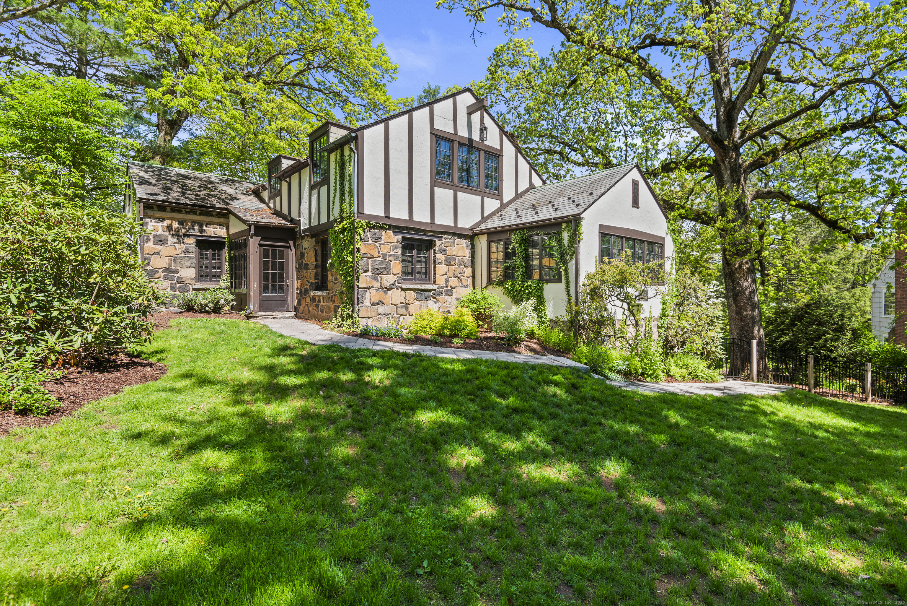 Blake Road, Hamden, Connecticut - 3 Bedrooms  
2 Bathrooms  
8 Rooms - 