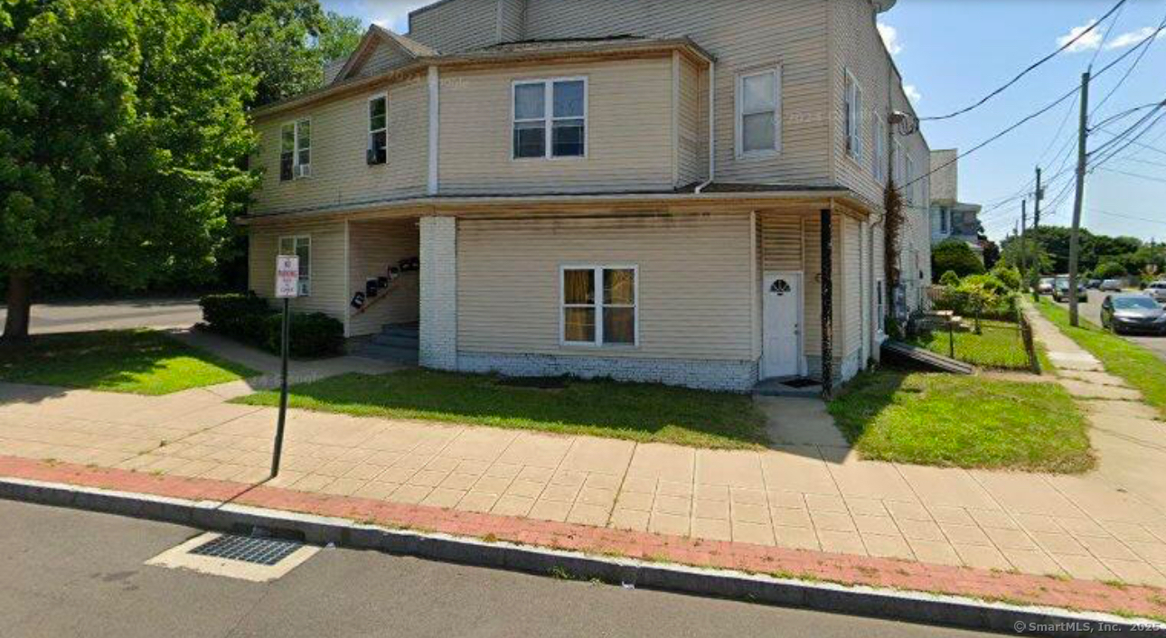 Rental Property at Barnum Avenue B, Stratford, Connecticut - Bedrooms: 2 
Bathrooms: 1 
Rooms: 5  - $2,200 MO.