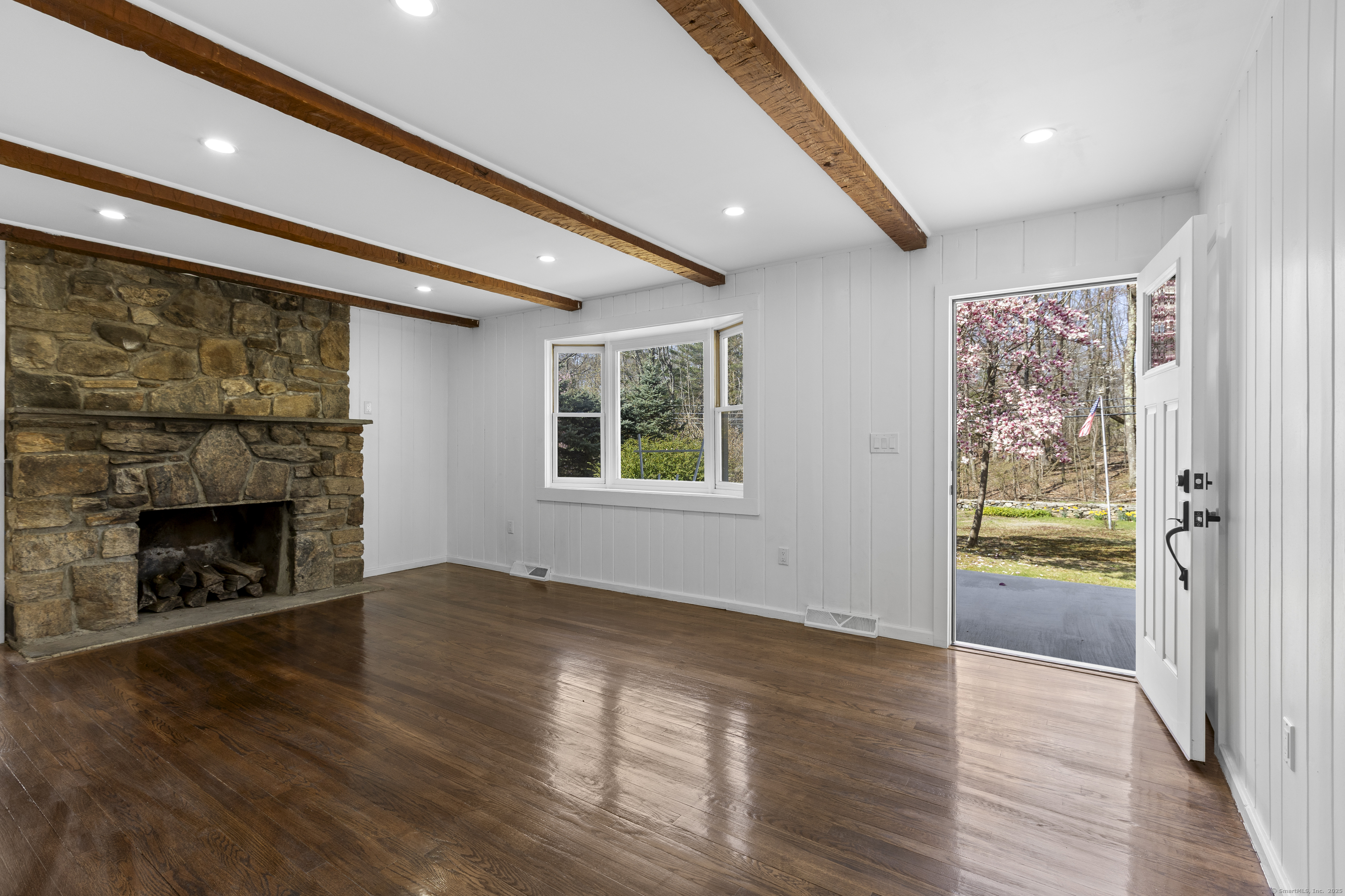 Shortwoods Road, New Fairfield, Connecticut - 3 Bedrooms  
2 Bathrooms  
8 Rooms - 