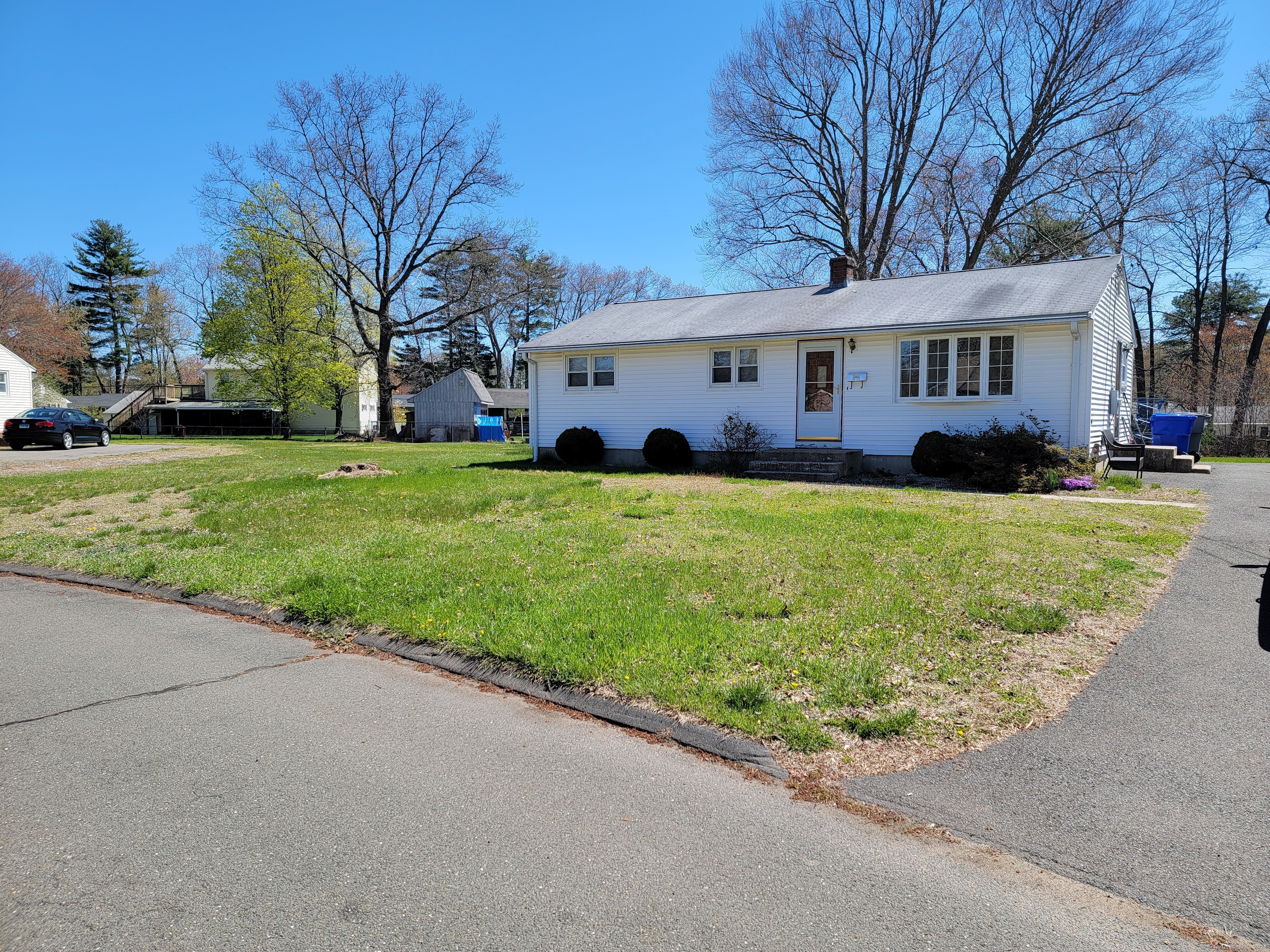 Marble Road, Enfield, Connecticut - 3 Bedrooms  
1 Bathrooms  
5 Rooms - 