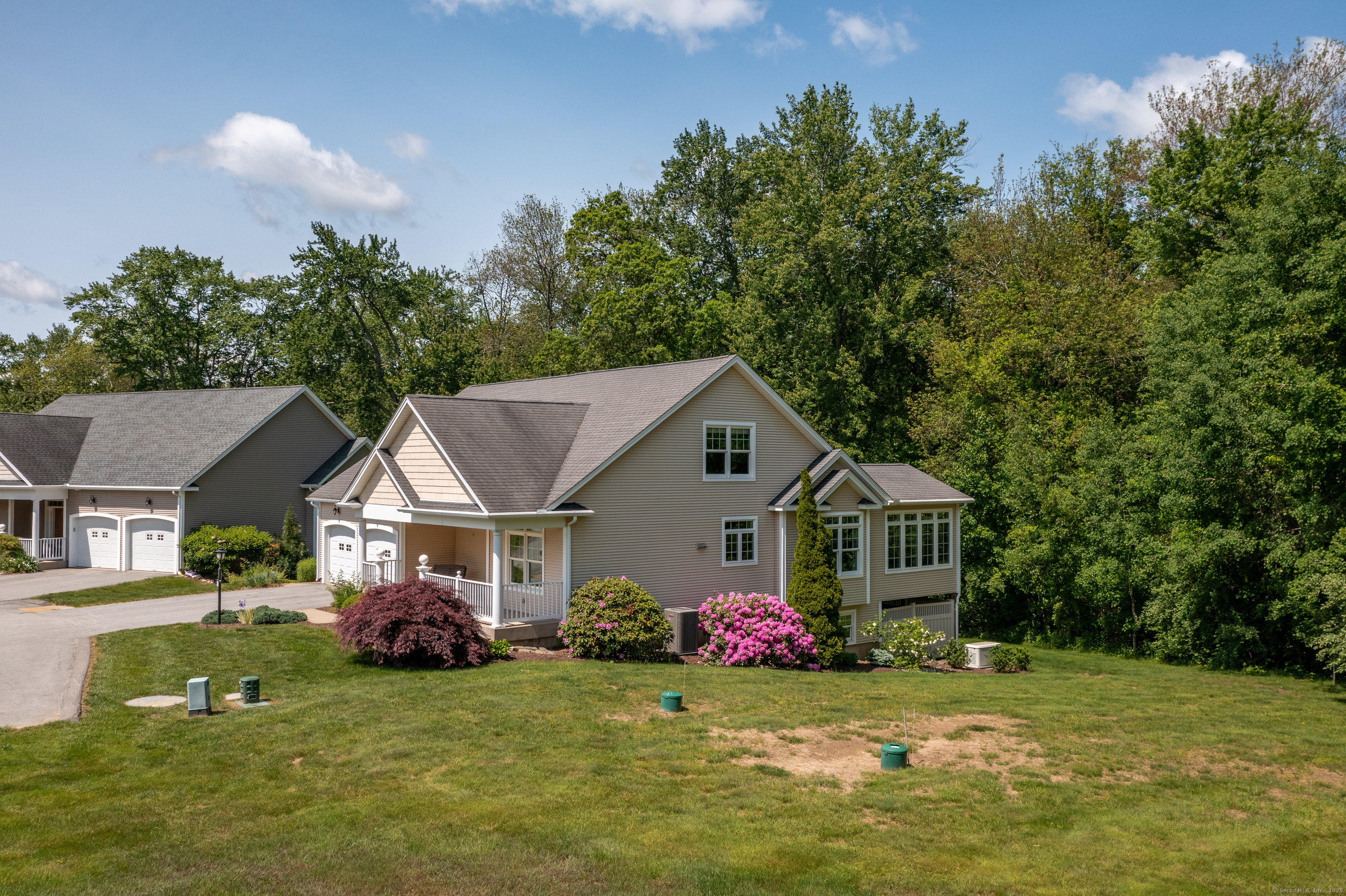 Tolland, Connecticut 06084, United States, 2 Bedrooms Bedrooms, ,3 BathroomsBathrooms,Residential,Pending,145491