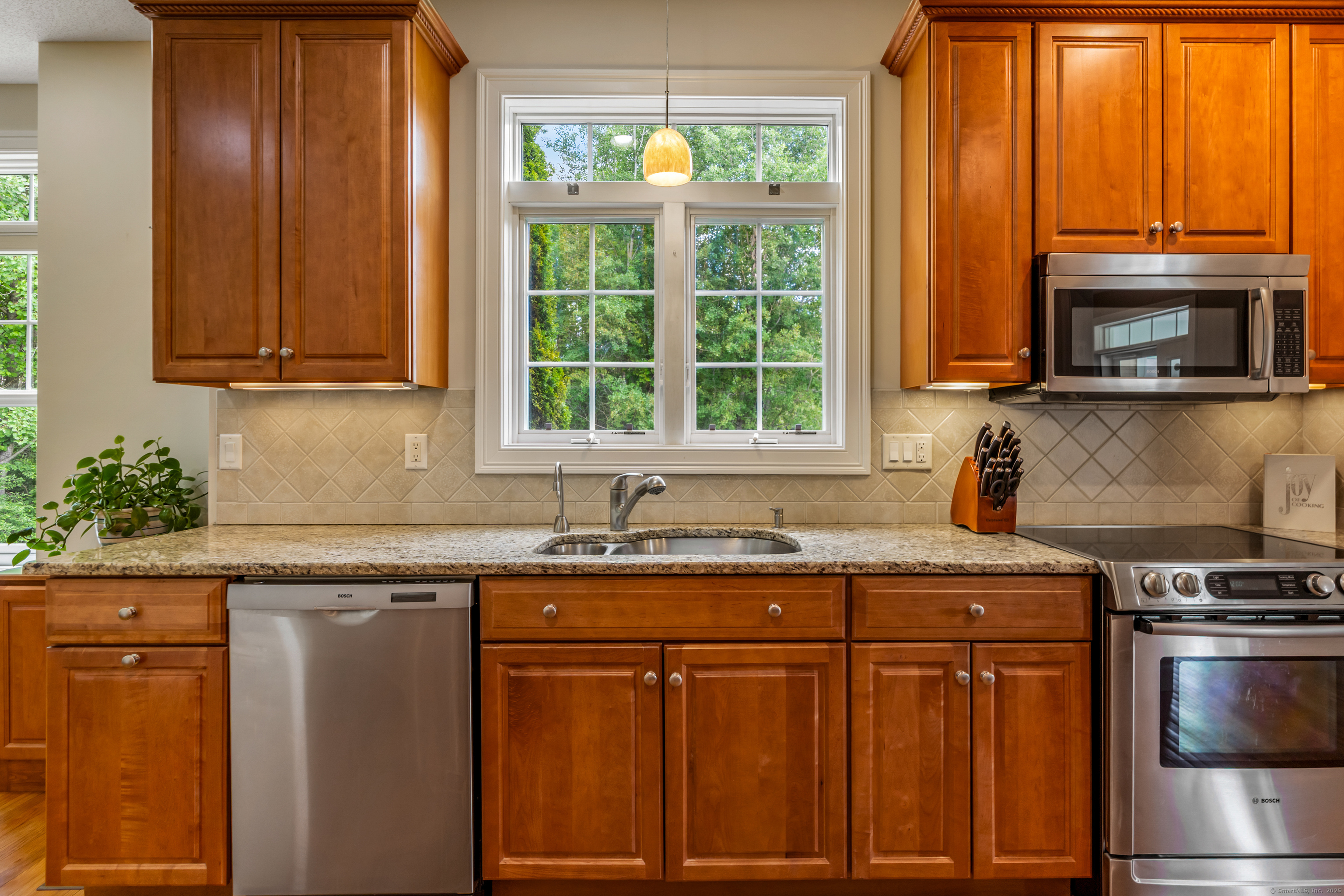 Tolland, Connecticut 06084, United States, 2 Bedrooms Bedrooms, ,3 BathroomsBathrooms,Residential,Pending,145491