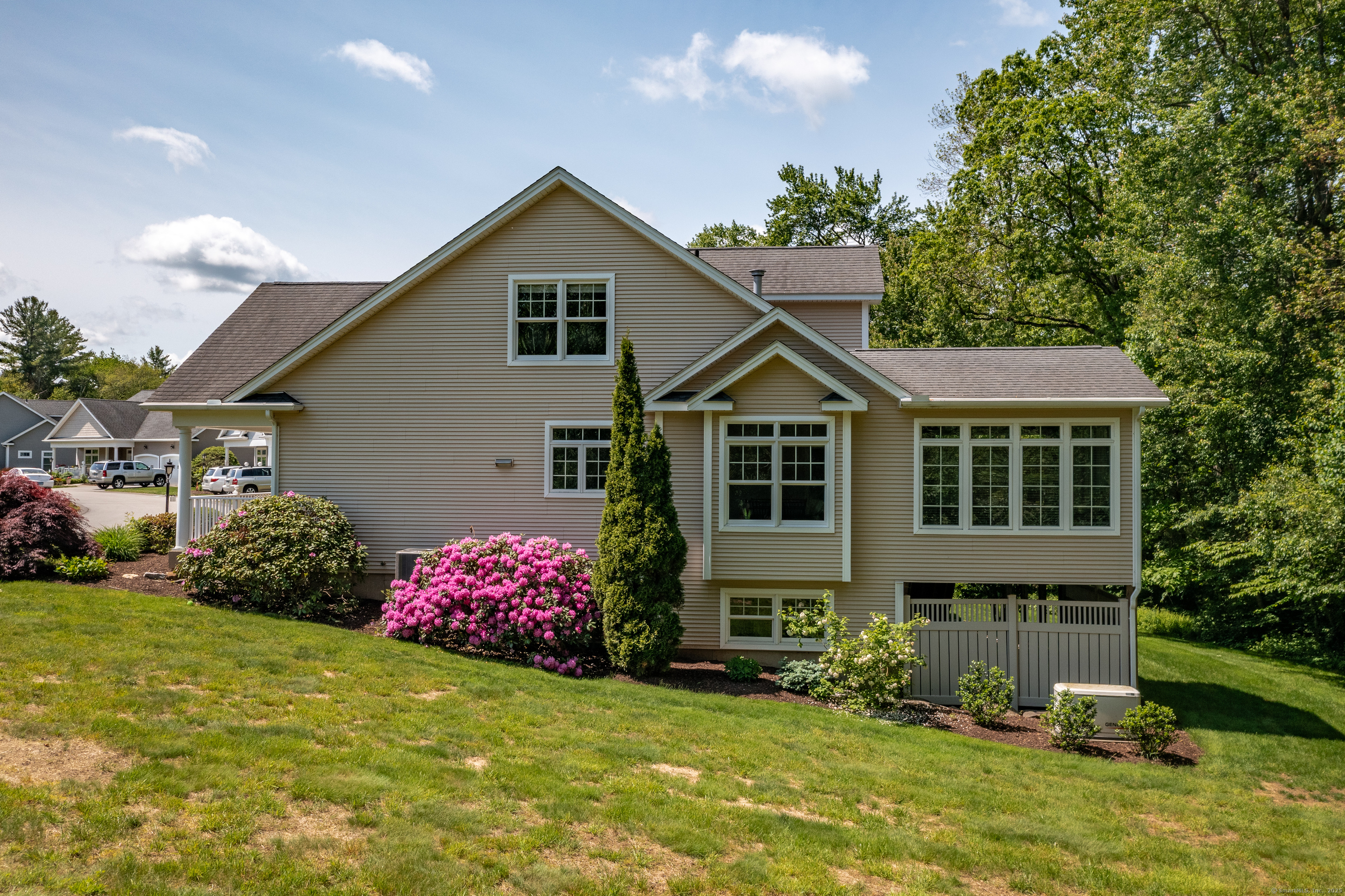 Tolland, Connecticut 06084, United States, 2 Bedrooms Bedrooms, ,3 BathroomsBathrooms,Residential,Pending,145491