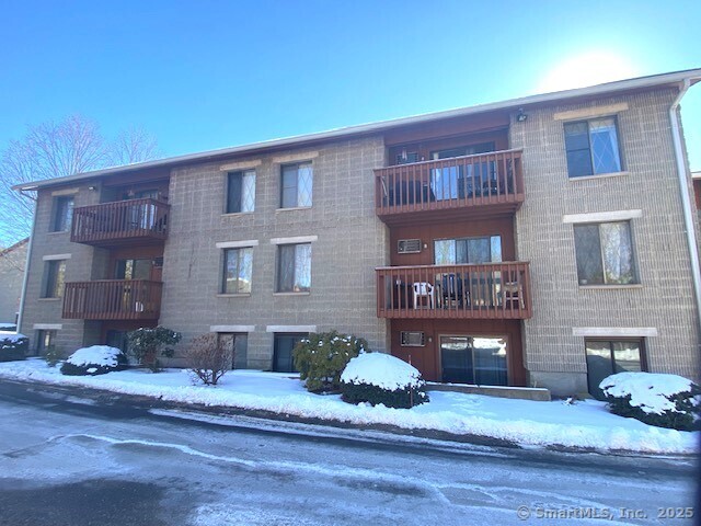 Prospect Street Apt 66, Manchester, Connecticut - 2 Bedrooms  
2 Bathrooms  
4 Rooms - 