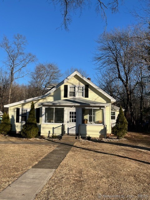 Washington Road, Cromwell, Connecticut - 3 Bedrooms  
2 Bathrooms  
6 Rooms - 