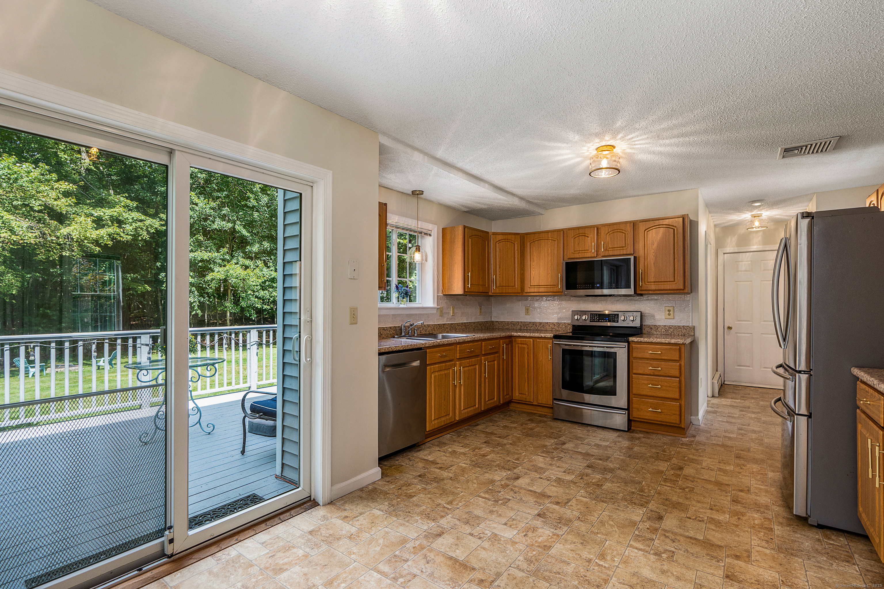 Tolland, Connecticut 06084, United States, 4 Bedrooms Bedrooms, ,3 BathroomsBathrooms,Residential,Pending,201378