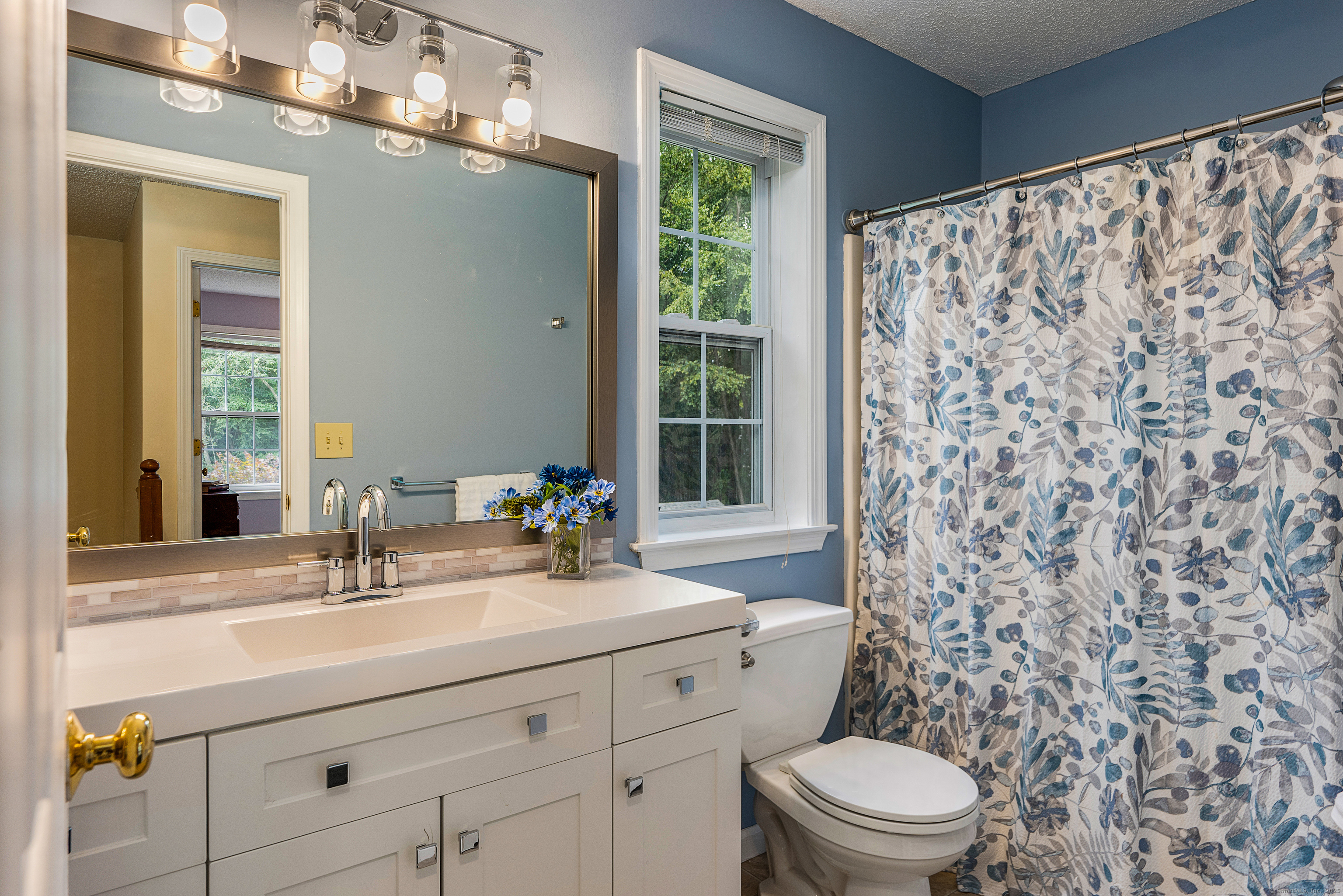 Tolland, Connecticut 06084, United States, 4 Bedrooms Bedrooms, ,3 BathroomsBathrooms,Residential,Pending,201378