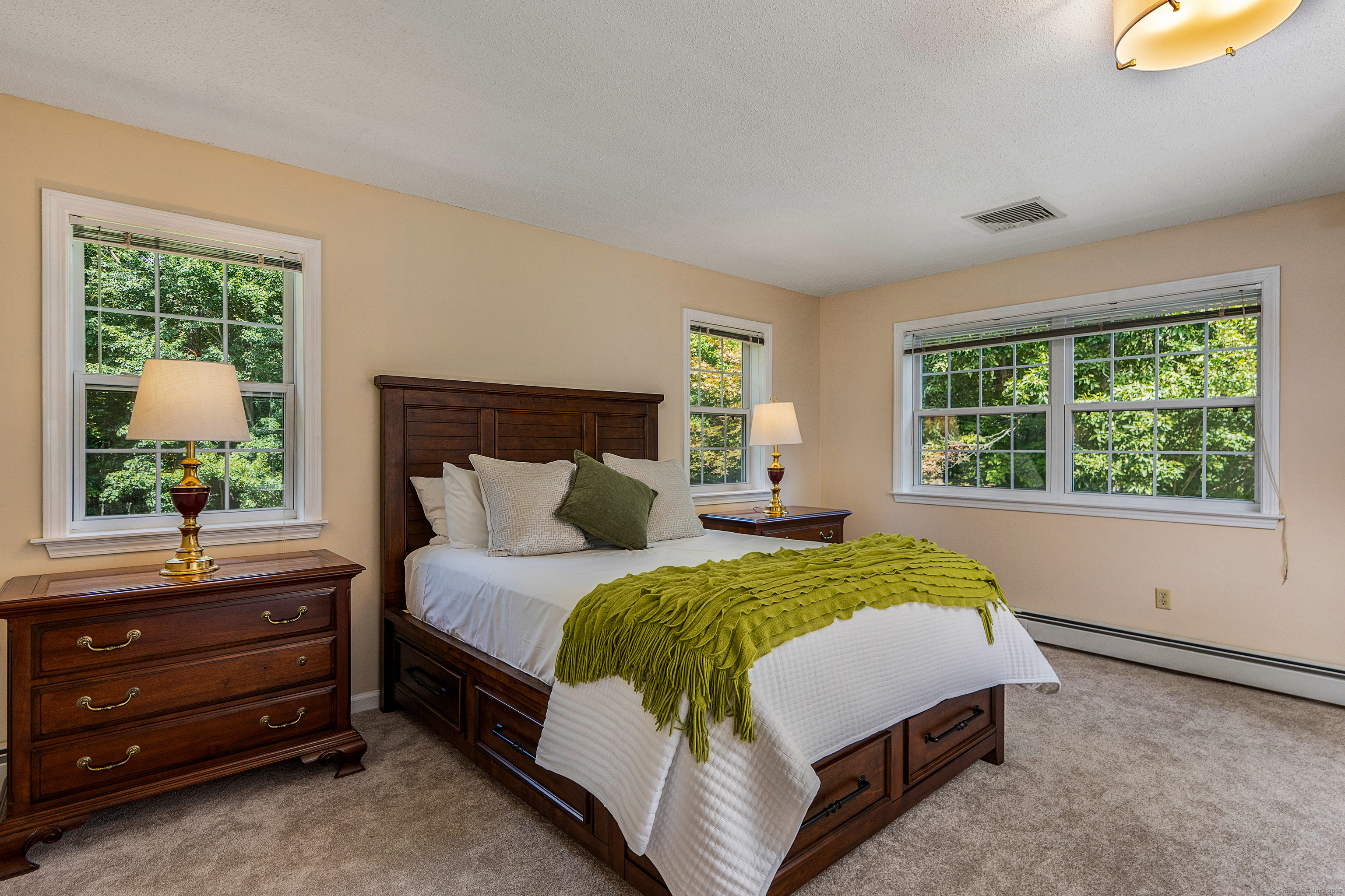 Tolland, Connecticut 06084, United States, 4 Bedrooms Bedrooms, ,3 BathroomsBathrooms,Residential,Pending,201378