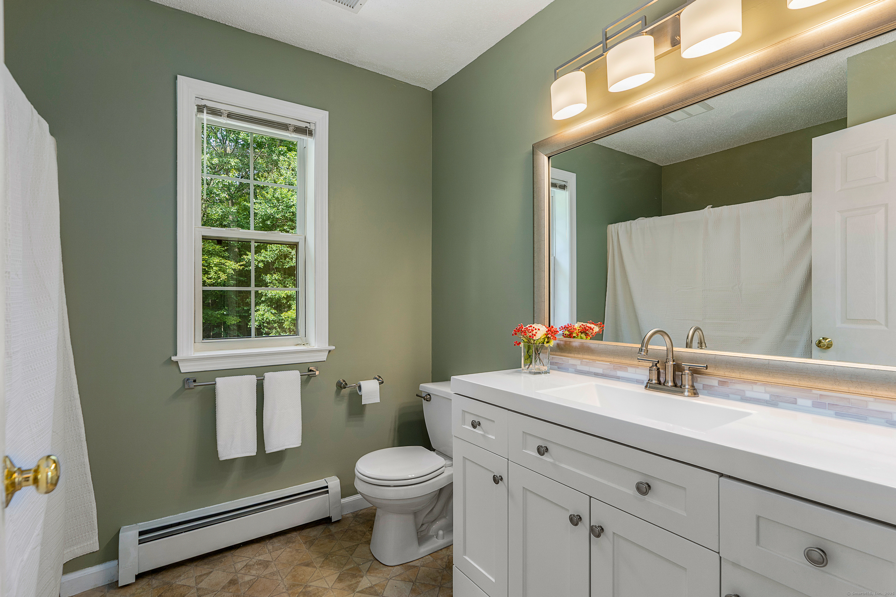 Tolland, Connecticut 06084, United States, 4 Bedrooms Bedrooms, ,3 BathroomsBathrooms,Residential,Pending,201378