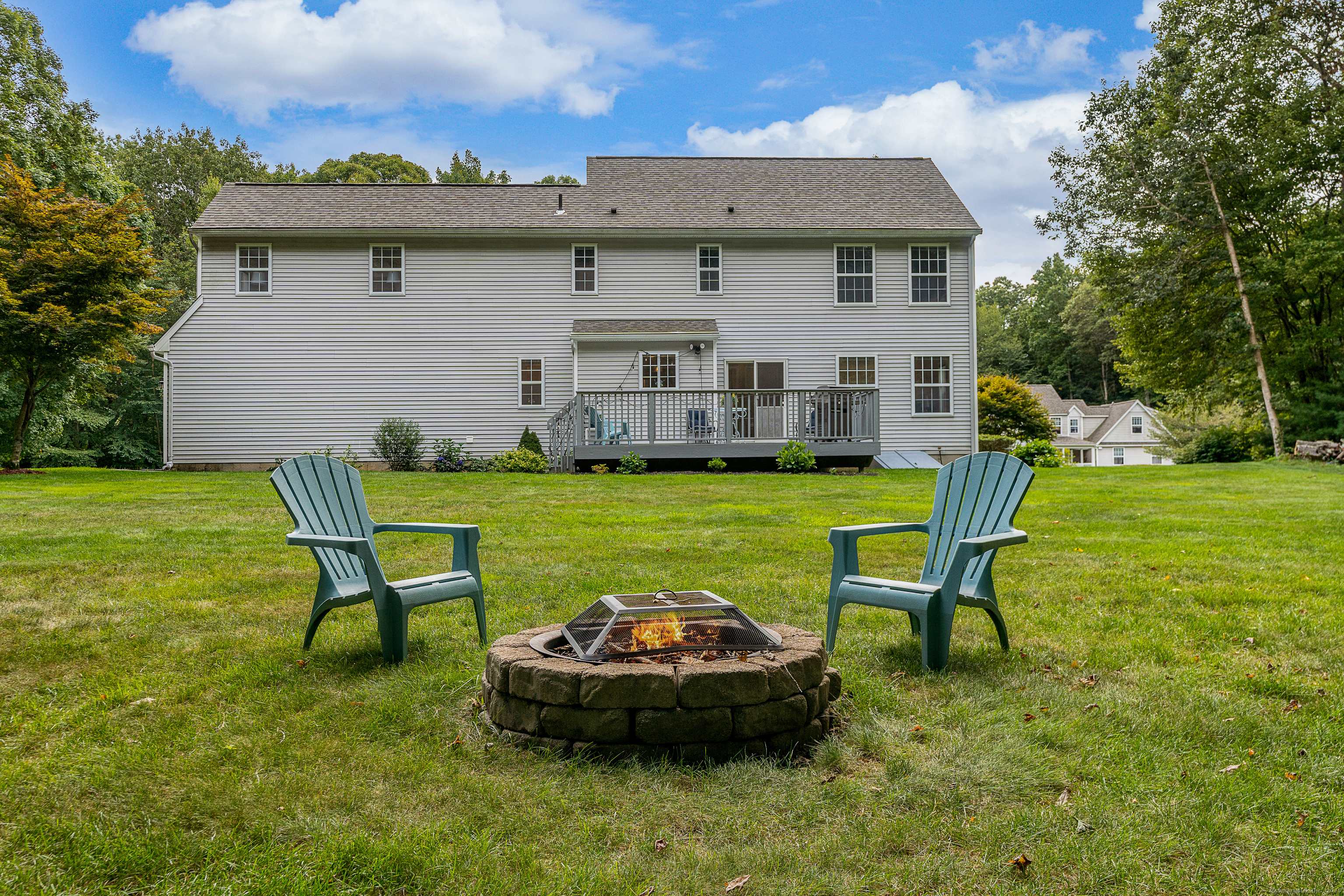 Tolland, Connecticut 06084, United States, 4 Bedrooms Bedrooms, ,3 BathroomsBathrooms,Residential,Pending,201378