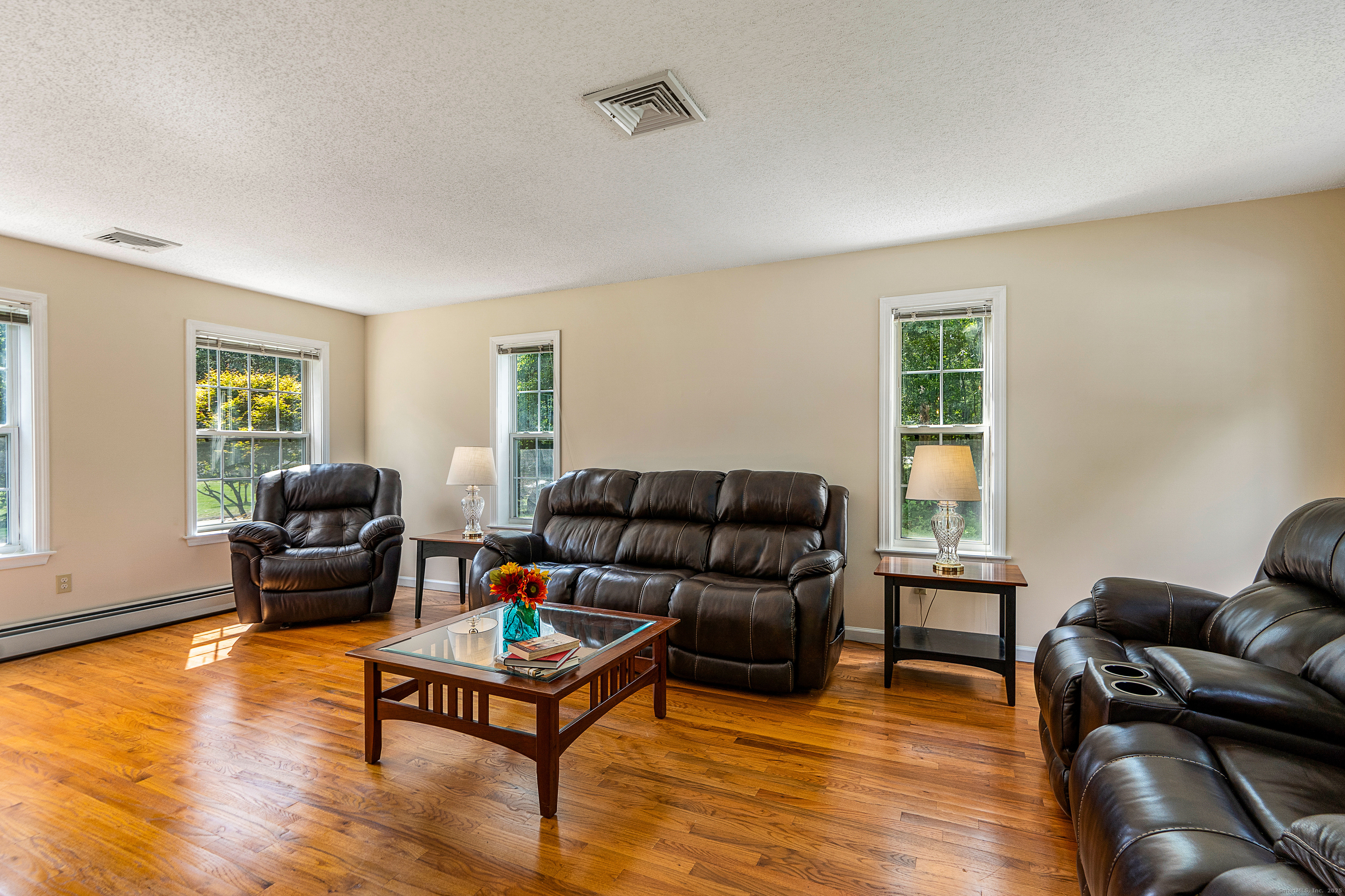 Tolland, Connecticut 06084, United States, 4 Bedrooms Bedrooms, ,3 BathroomsBathrooms,Residential,Pending,201378