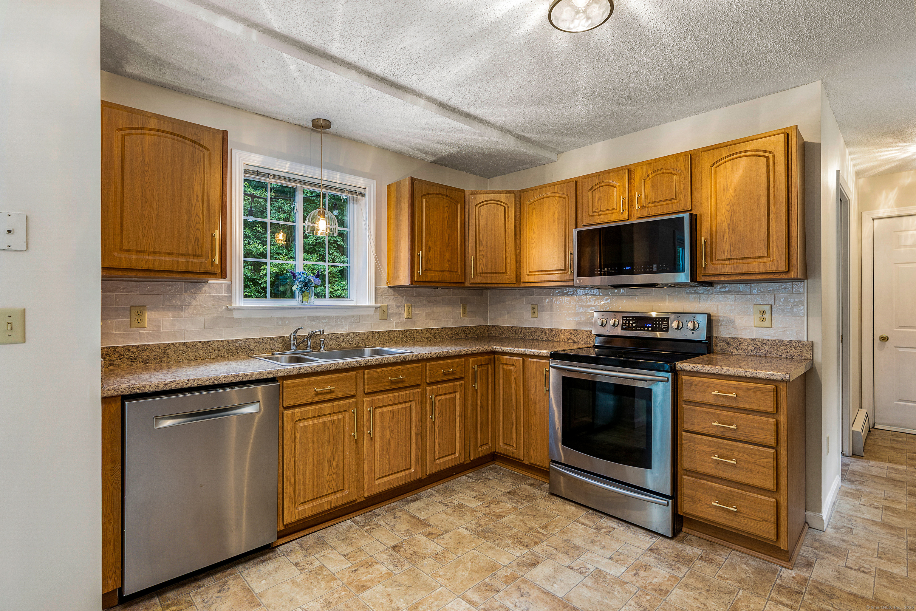 Tolland, Connecticut 06084, United States, 4 Bedrooms Bedrooms, ,3 BathroomsBathrooms,Residential,Pending,201378