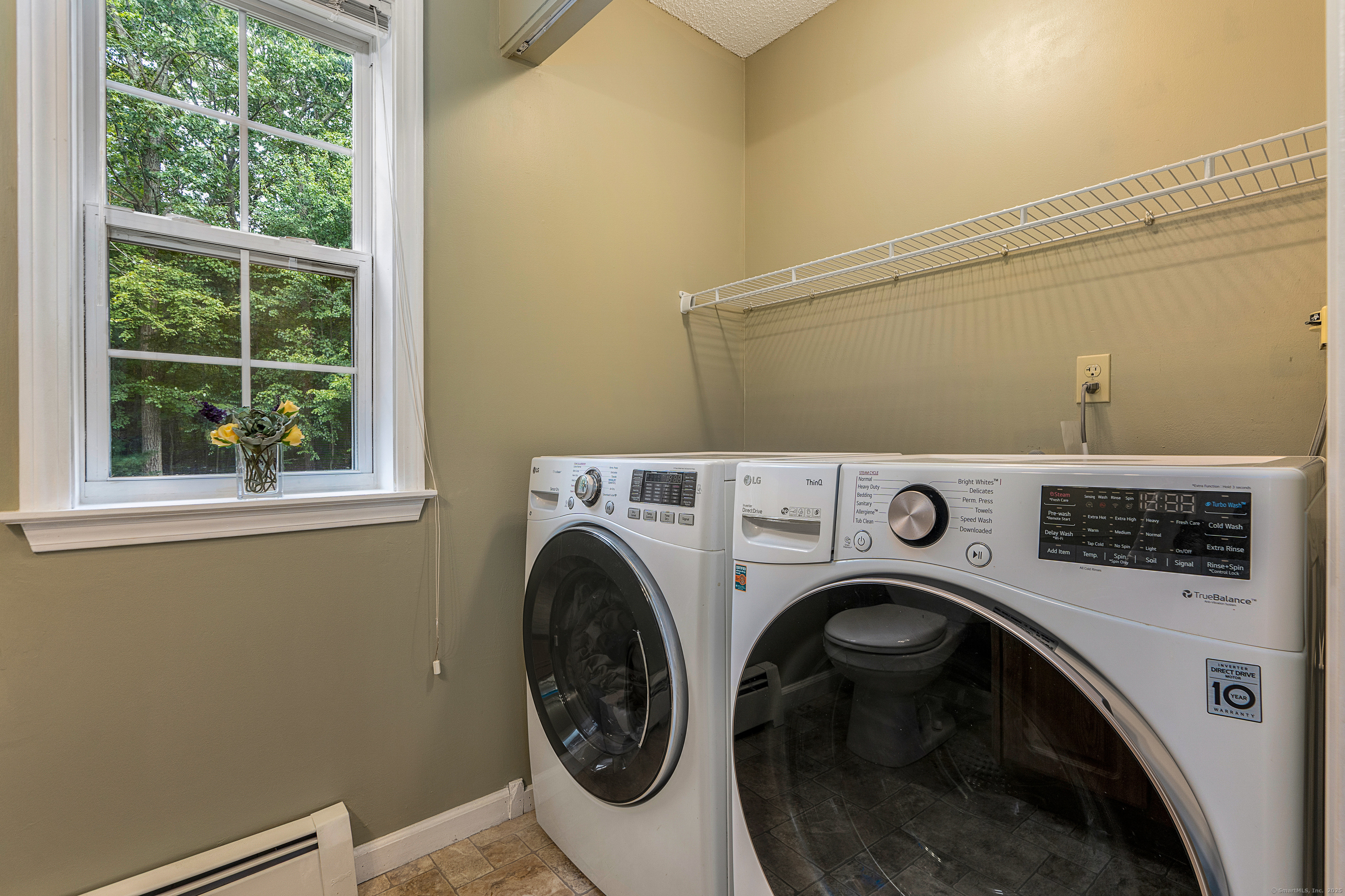 Tolland, Connecticut 06084, United States, 4 Bedrooms Bedrooms, ,3 BathroomsBathrooms,Residential,Pending,201378