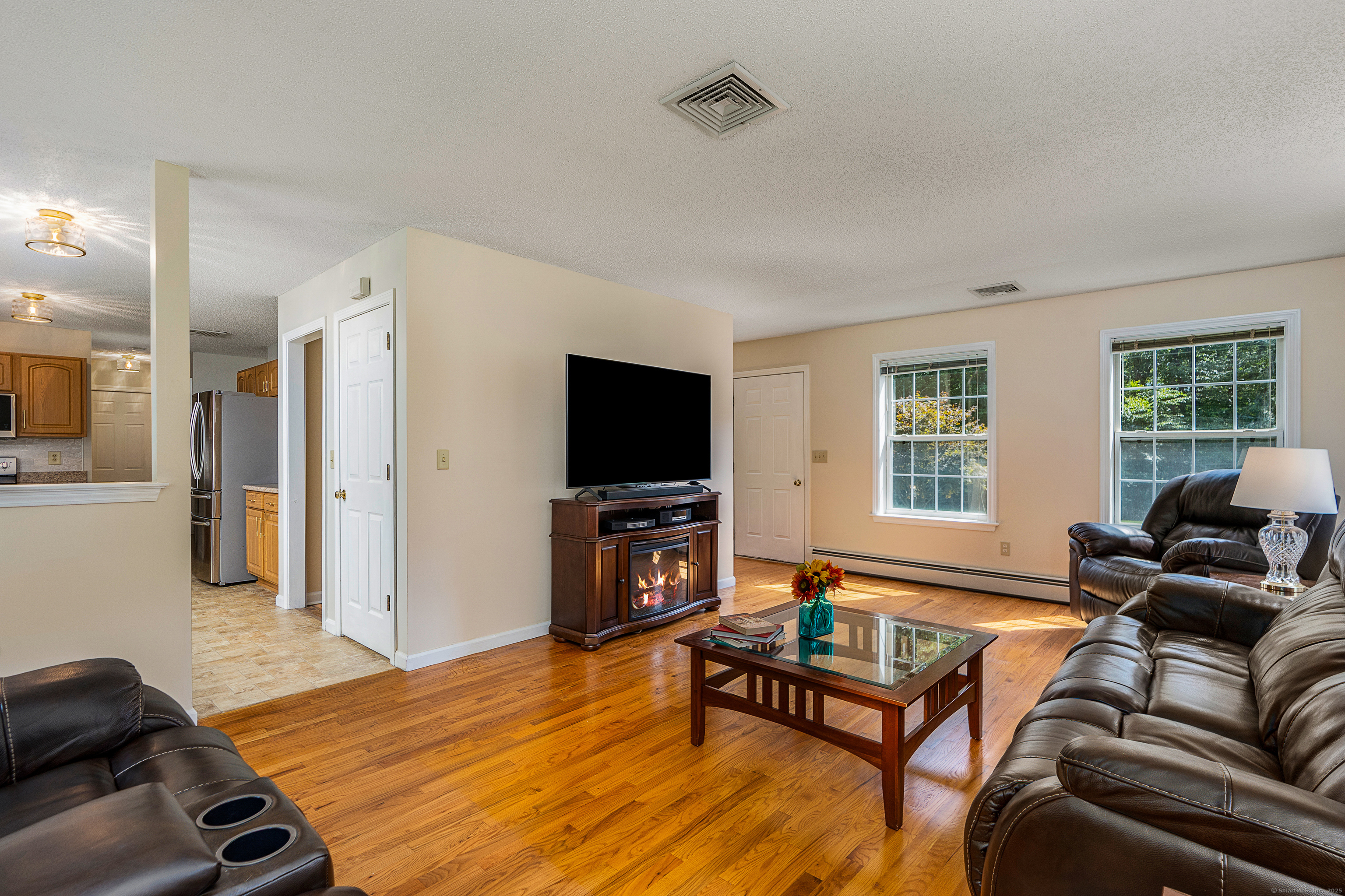 Tolland, Connecticut 06084, United States, 4 Bedrooms Bedrooms, ,3 BathroomsBathrooms,Residential,Pending,201378