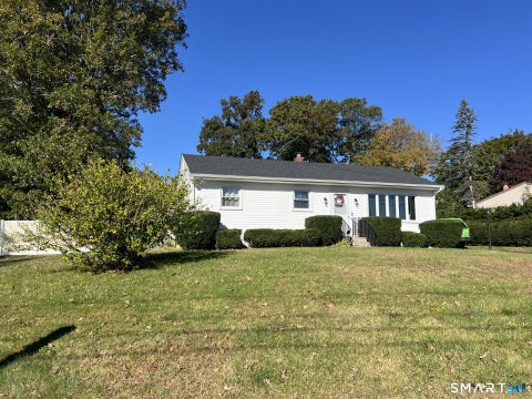 Photo of 7 Illinois Court, Montville, CT 06370 (MLS # 24215410)