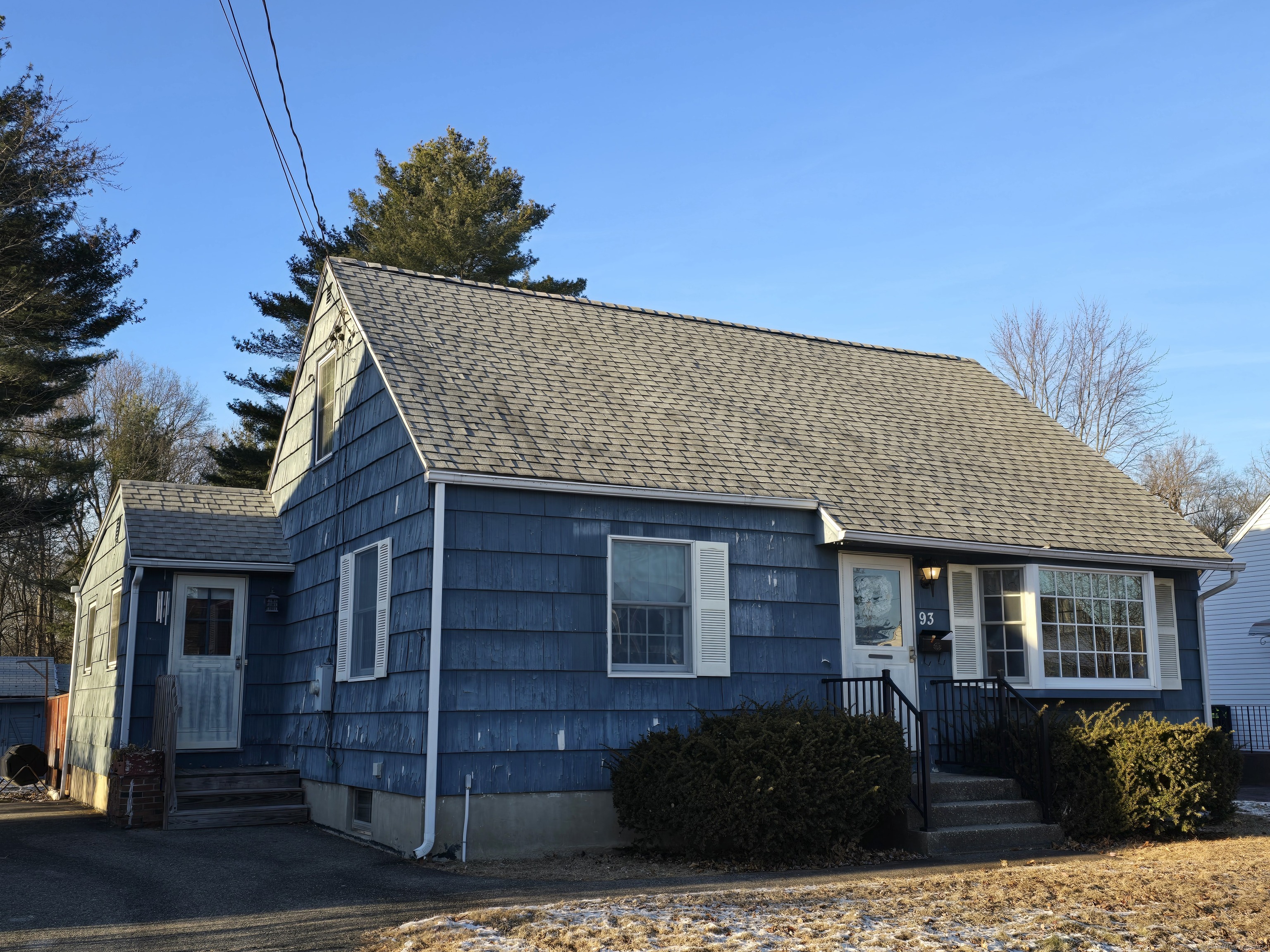 Property for Sale at Collimore Road, East Hartford, Connecticut - Bedrooms: 5 
Bathrooms: 2 
Rooms: 8  - $294,900