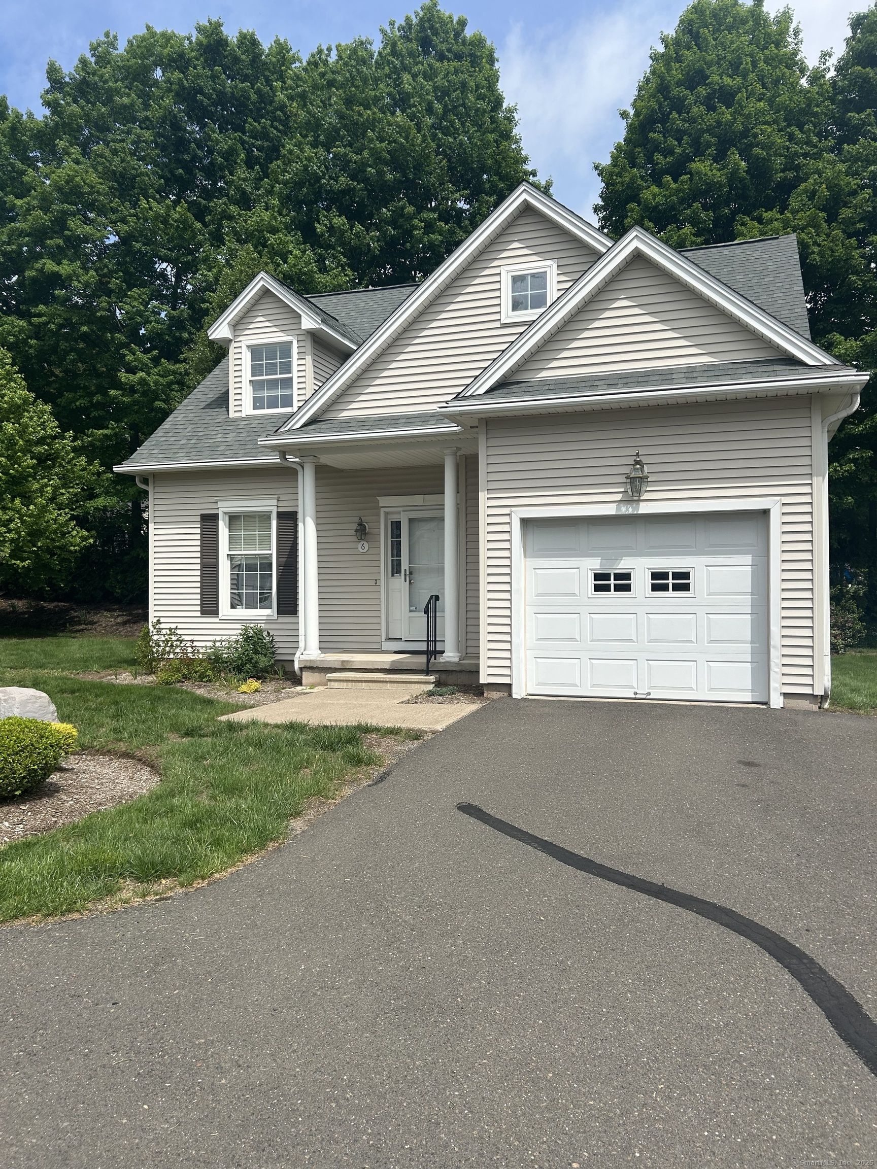 6 Aspen Way, Bristol, Connecticut - 2 Bedrooms  
3 Bathrooms  
6 Rooms - 