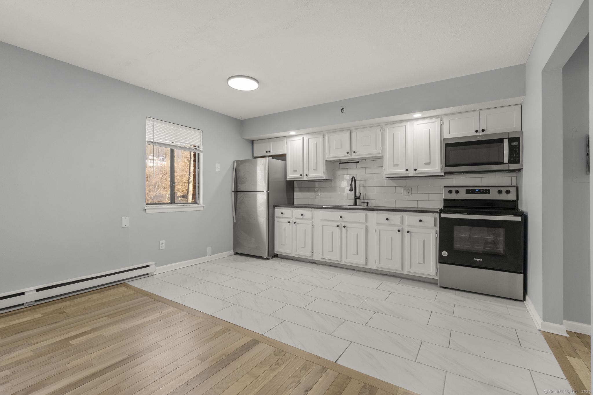 Woodward Avenue 9, New Haven, Connecticut - 2 Bedrooms  
1 Bathrooms  
4 Rooms - 