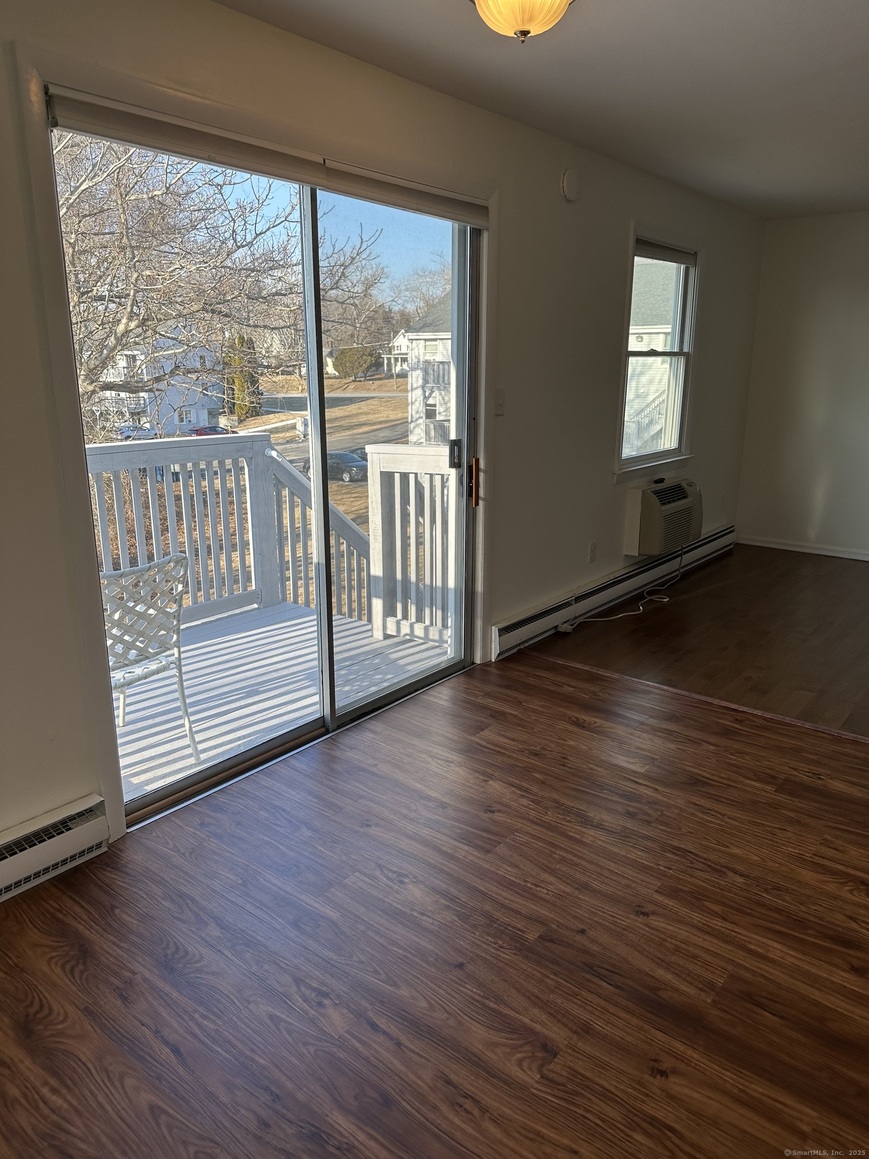 Economy Drive Apt 9, Westbrook, Connecticut - 1 Bedrooms  
1 Bathrooms  
3 Rooms - 