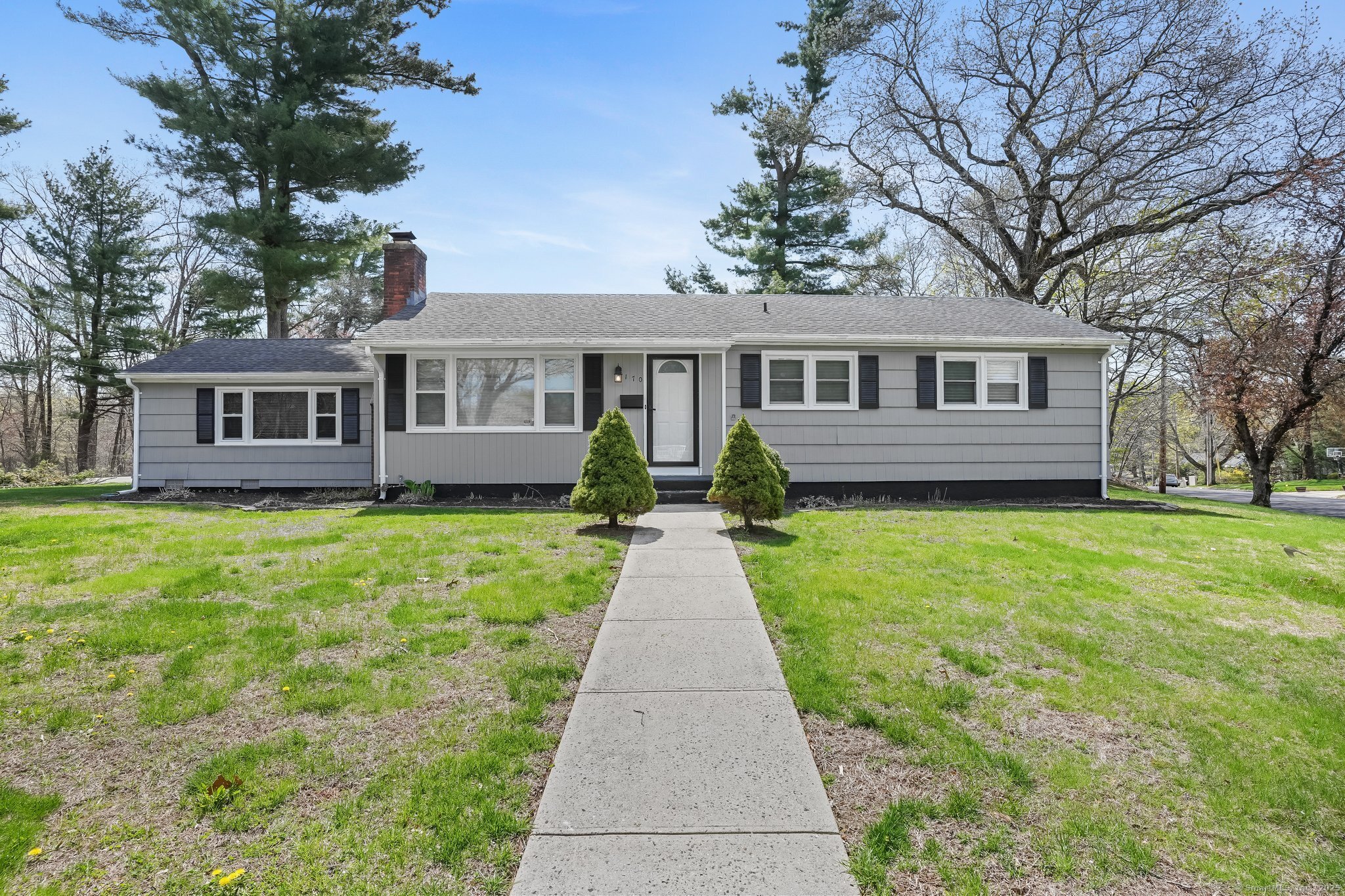 Riverside Drive, Hamden, Connecticut - 3 Bedrooms  
2 Bathrooms  
6 Rooms - 