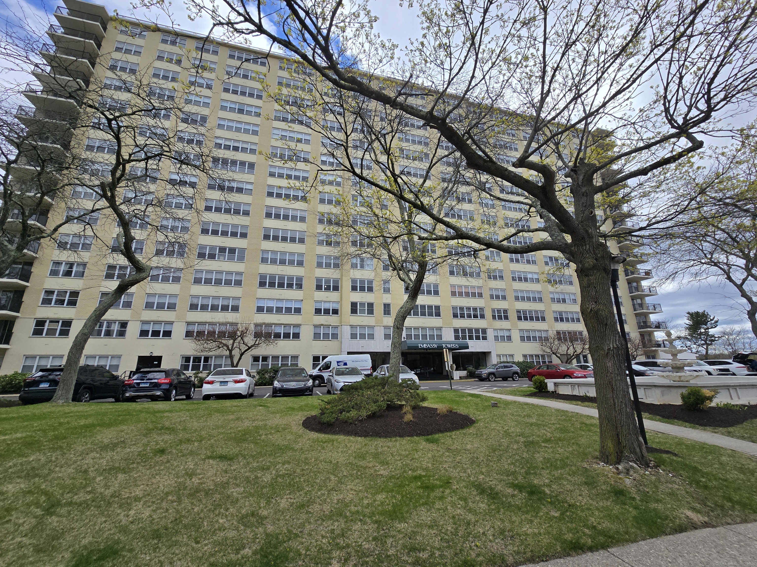 Rental Property at Park Avenue 8P, Bridgeport, Connecticut - Bedrooms: 2 
Bathrooms: 2 
Rooms: 5  - $2,300 MO.