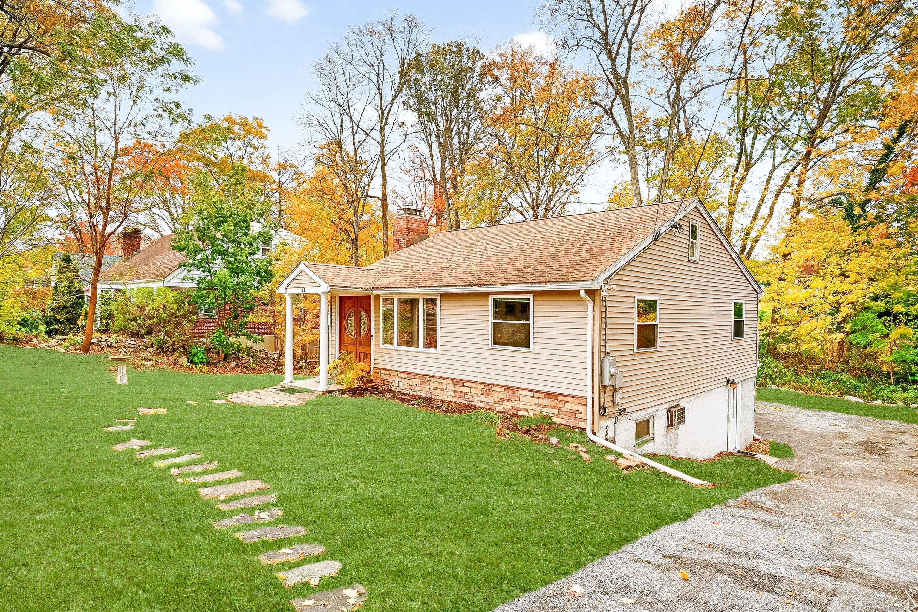 31 Woodridge Drive South