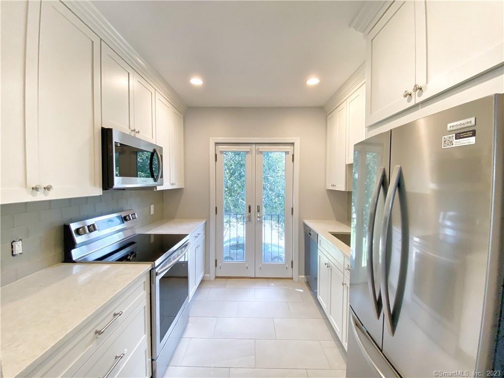 55 Saugatuck Avenue B, Westport, Connecticut - 2 Bedrooms  
1 Bathrooms  
4 Rooms - 