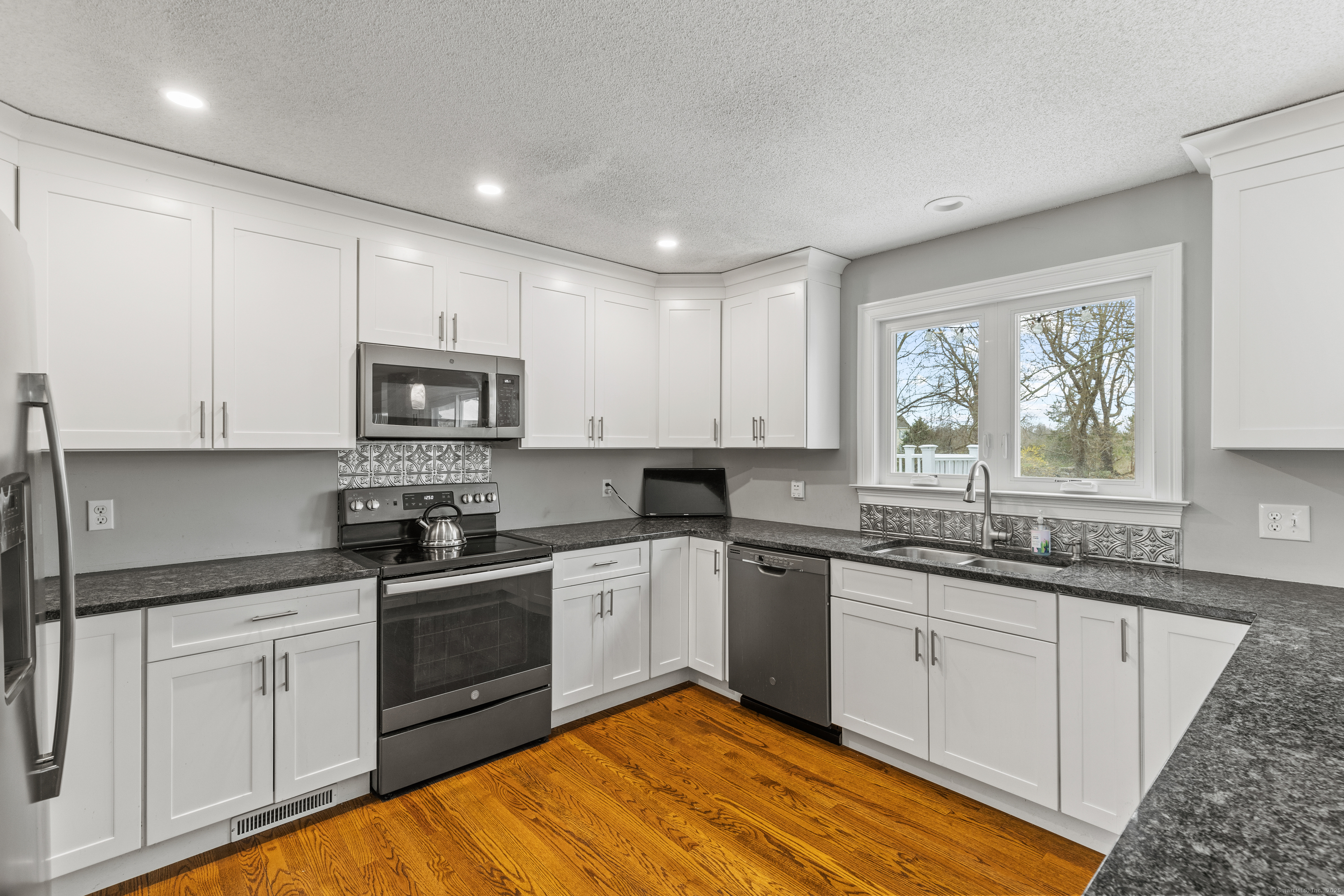 5 Applewood Drive, Waterford, Connecticut image 8