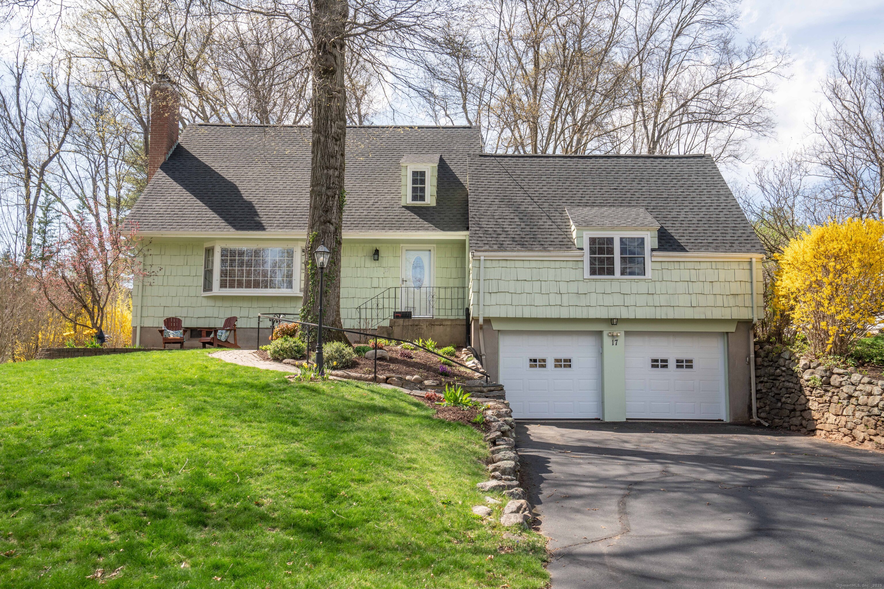 Trotwood Drive, West Hartford, Connecticut - 4 Bedrooms  
3 Bathrooms  
7 Rooms - 