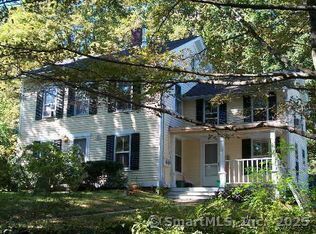 Dayton Street, Newtown, Connecticut - 5 Bedrooms  
2 Bathrooms  
13 Rooms - 