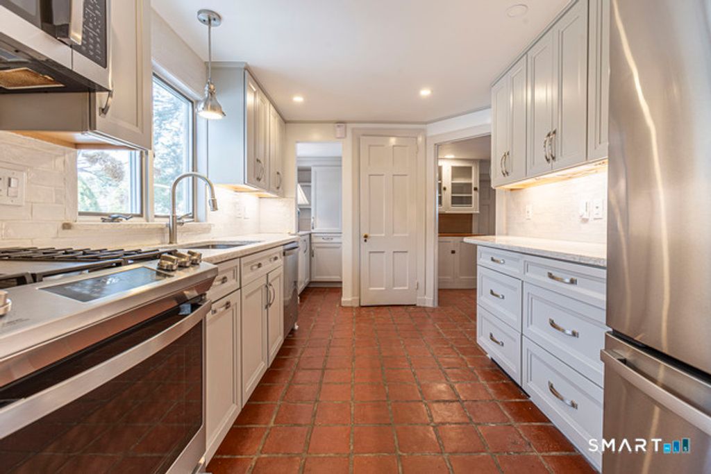 Photo of 246 Steele Road, West Hartford, CT 06117 (MLS # 24147293)