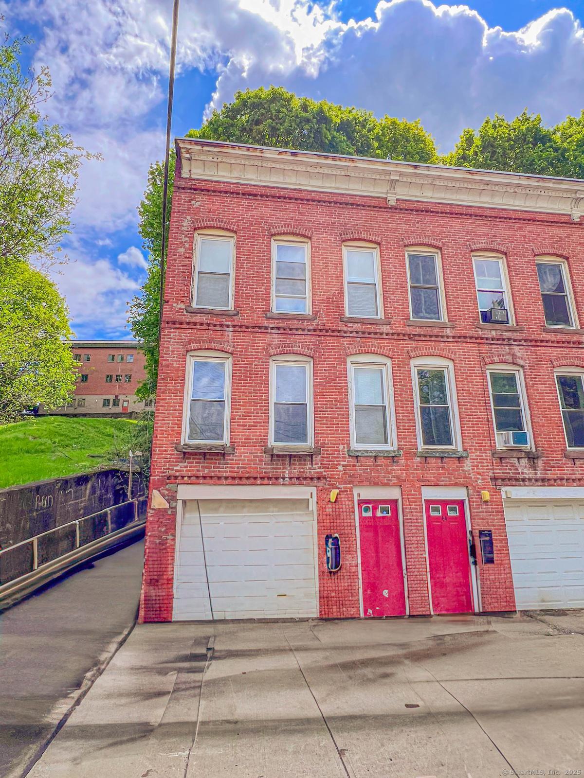 Property for Sale at Willow Street 42, Meriden, Connecticut - Bedrooms: 2 
Bathrooms: 1 
Rooms: 5  - $325,000