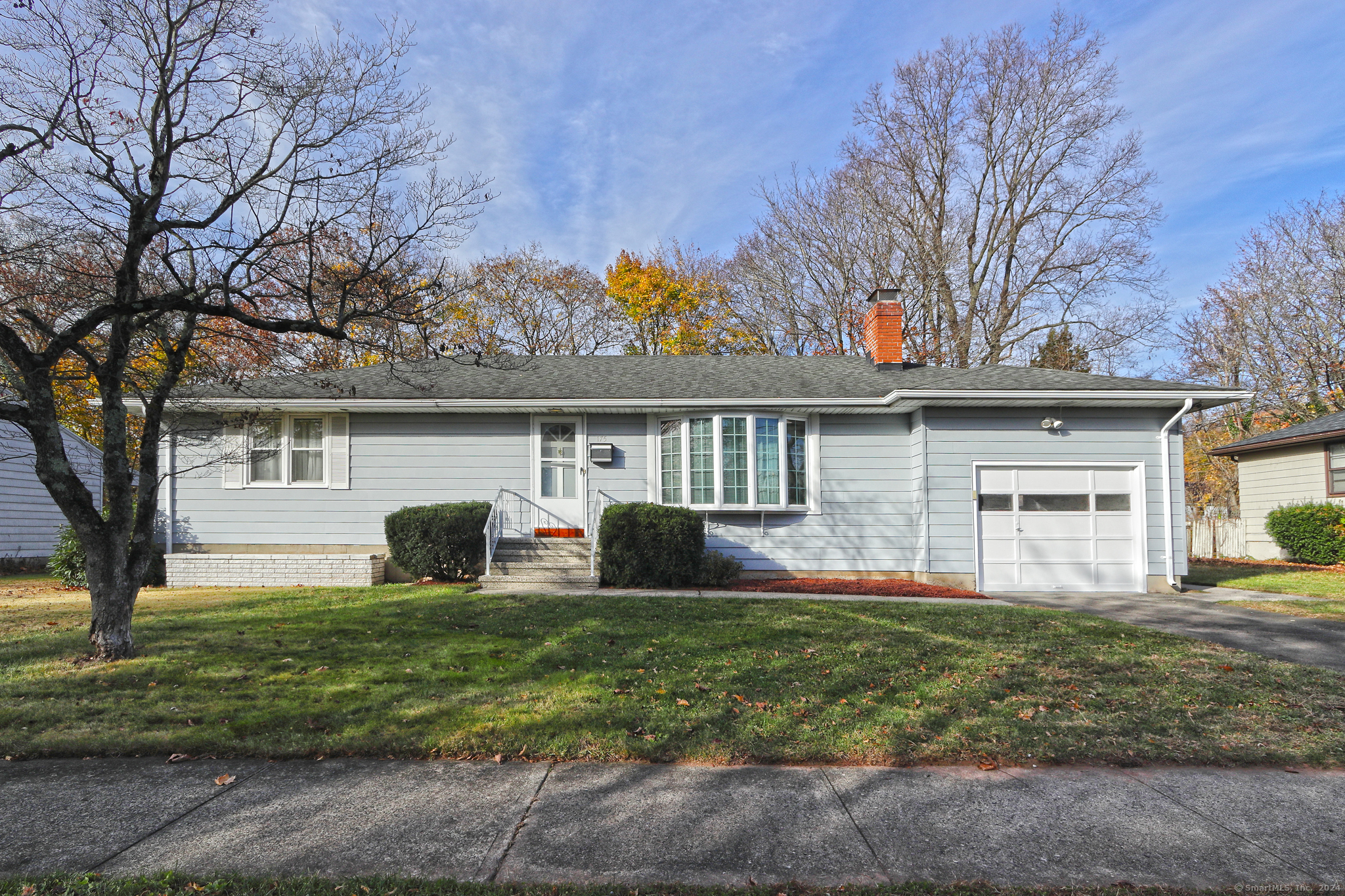 175 White Drive, Hamden, Connecticut - 2 Bedrooms  
2 Bathrooms  
6 Rooms - 