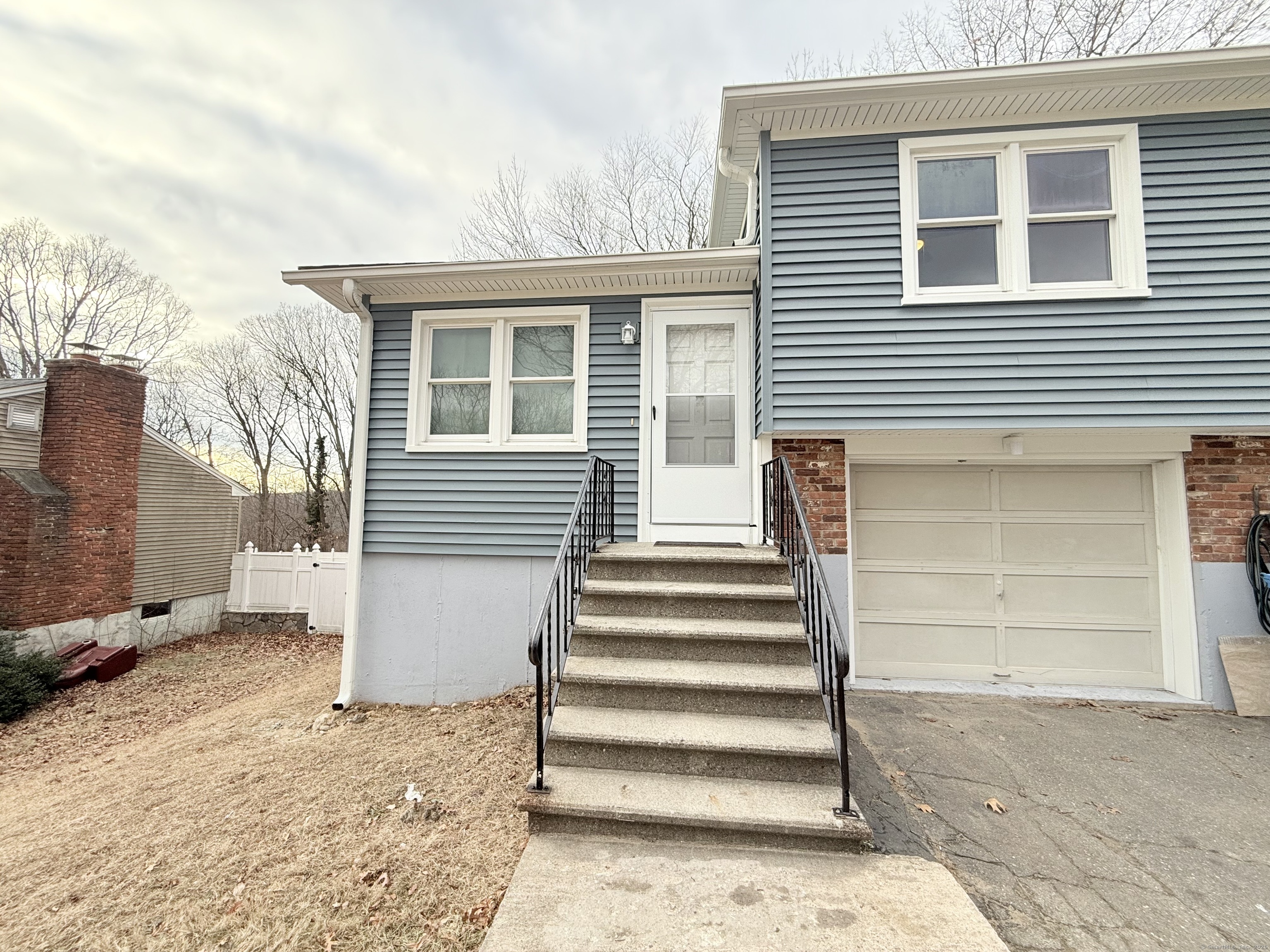 Hartley Drive, Waterbury, Connecticut - 2 Bedrooms  
1 Bathrooms  
4 Rooms - 