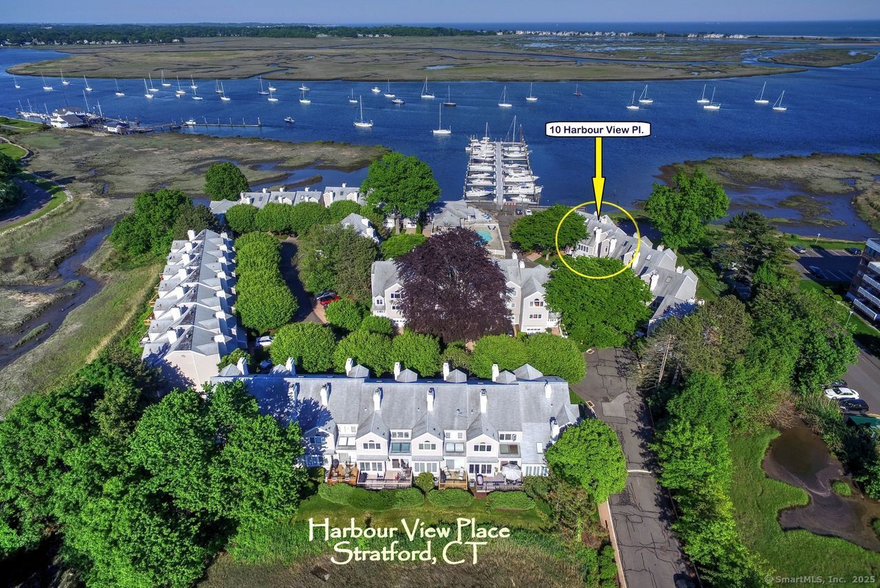 Harbour View Place 10, Stratford, Connecticut - 2 Bedrooms  
3 Bathrooms  
5 Rooms - 