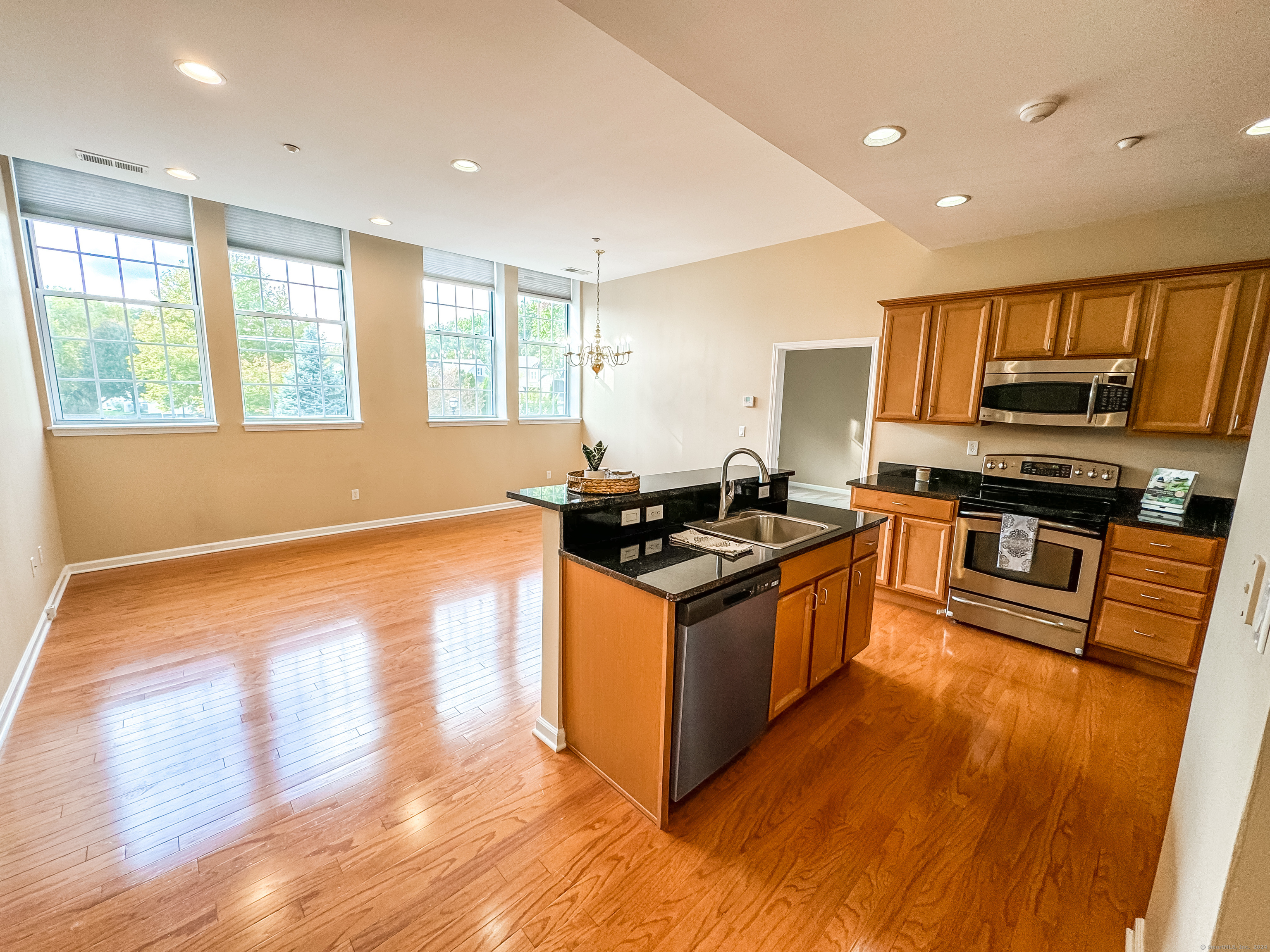 30 Schoolhouse Drive 202, West Hartford, Connecticut - 2 Bedrooms  
2 Bathrooms  
4 Rooms - 