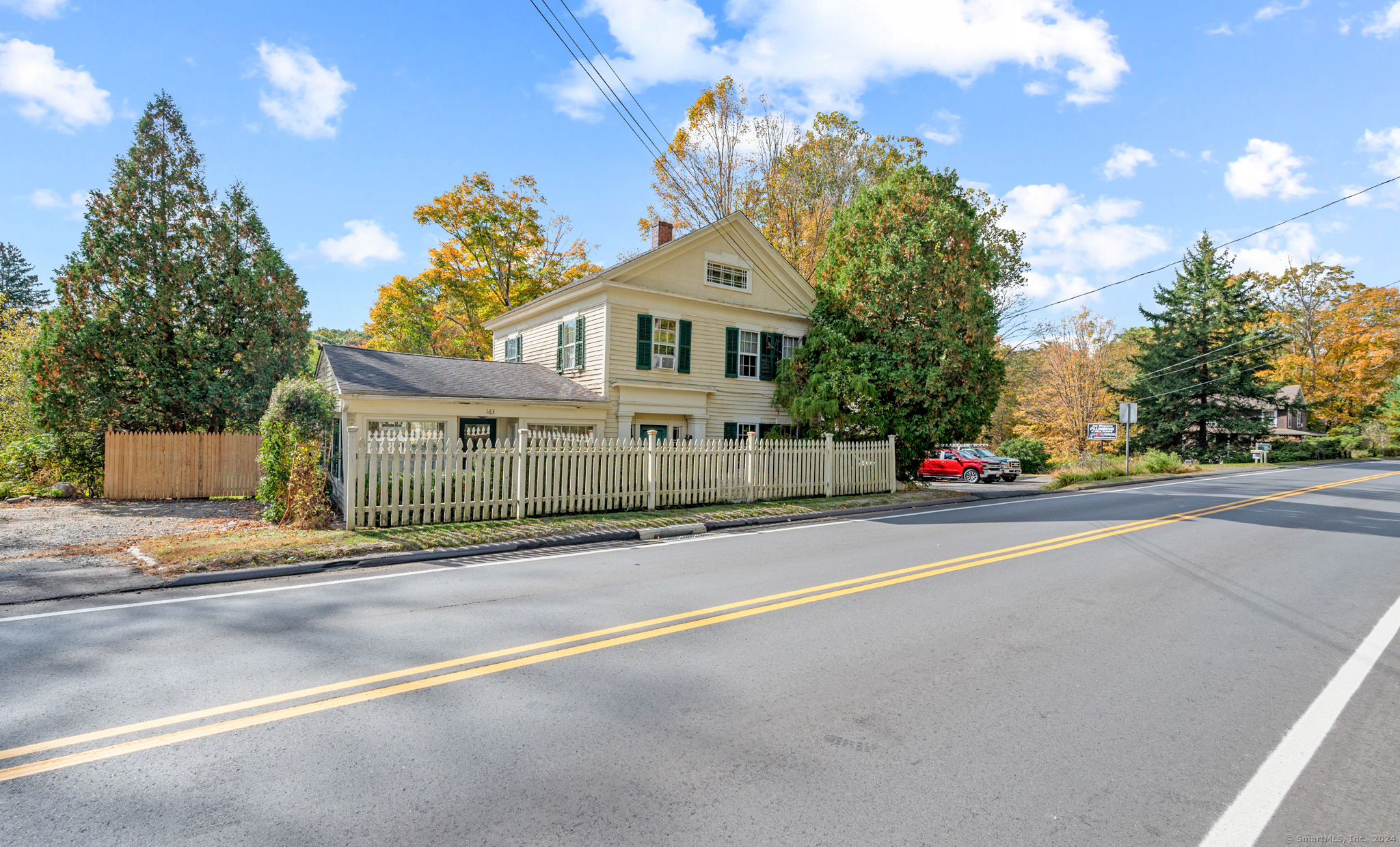 Washington Road, Woodbury, Connecticut - 4 Bedrooms  
3 Bathrooms  
10 Rooms - 