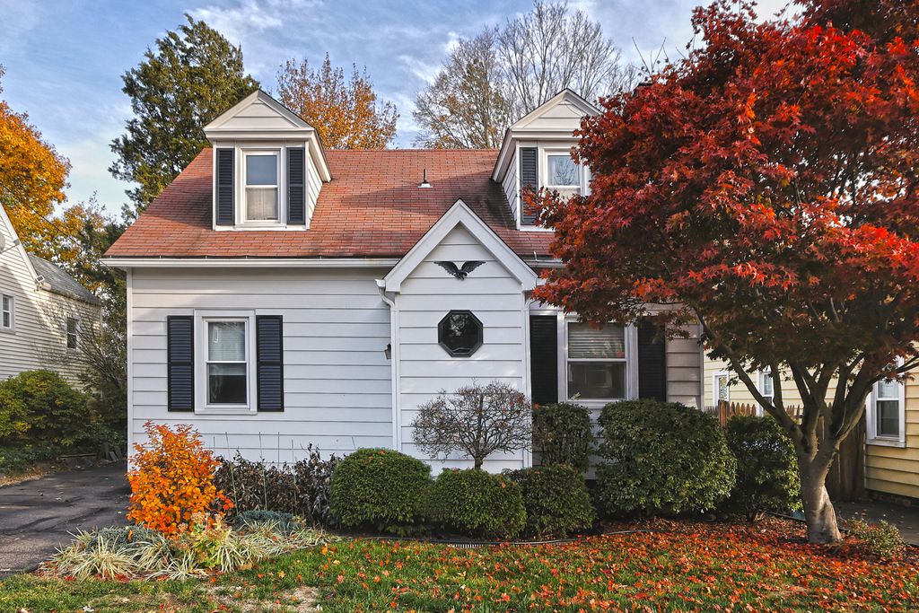 Photo of 19 Lakeview Avenue, Hamden, CT 06514 (MLS # 24139071)