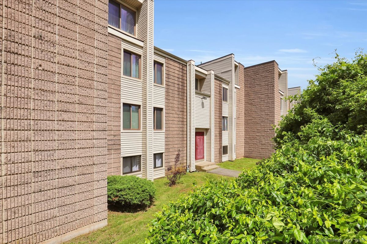 Burgundy Hill Lane 60, Middletown, Connecticut - 2 Bedrooms  
1 Bathrooms  
5 Rooms - 