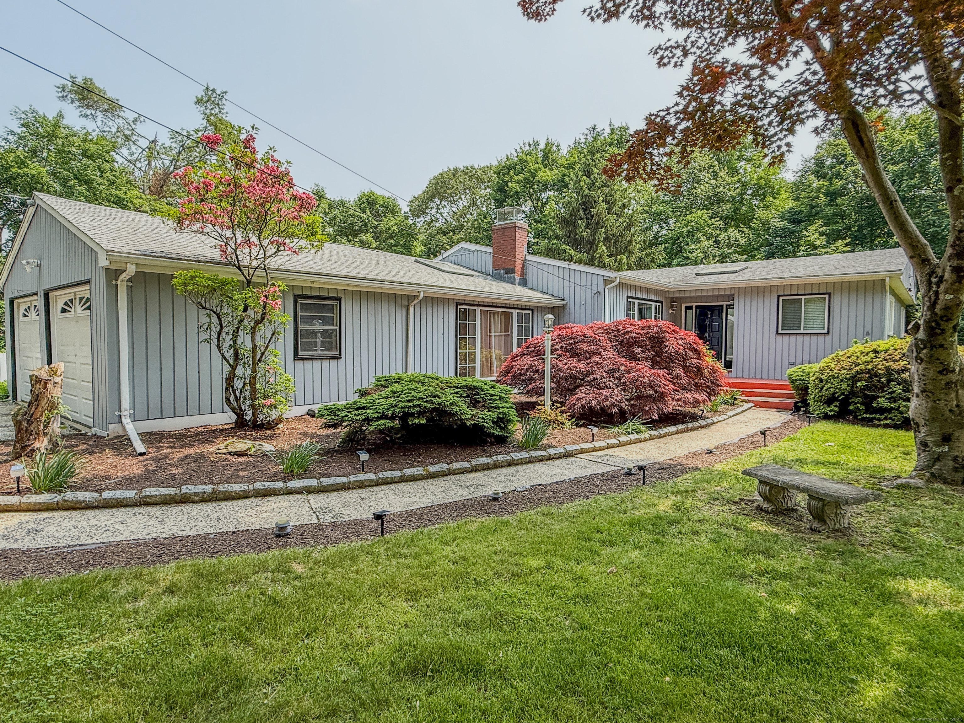 Soundview Avenue, Shelton, Connecticut - 3 Bedrooms  
4 Bathrooms  
6 Rooms - 