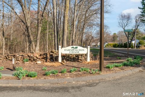 Photo of 132 Farmington Chase Crescent #132, Farmington, CT 06032 (MLS # 24164567)