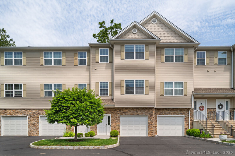 Property for Sale at Riverview Court 3, Brookfield, Connecticut - Bedrooms: 3 
Bathrooms: 4 
Rooms: 6  - $403,000