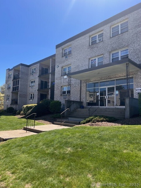 Meadowside Road Apt 303, Milford, Connecticut - 2 Bedrooms  
1 Bathrooms  
4 Rooms - 