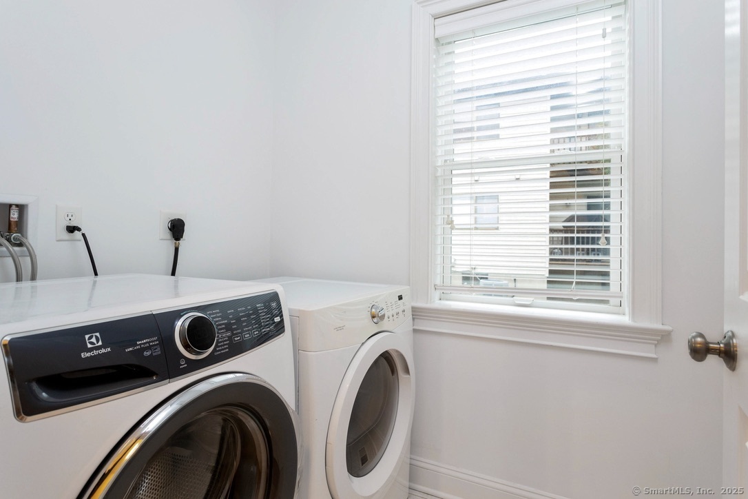 Stamford, Connecticut 06907, United States, 6 Bedrooms Bedrooms, ,6 BathroomsBathrooms,Residential,Active,199146