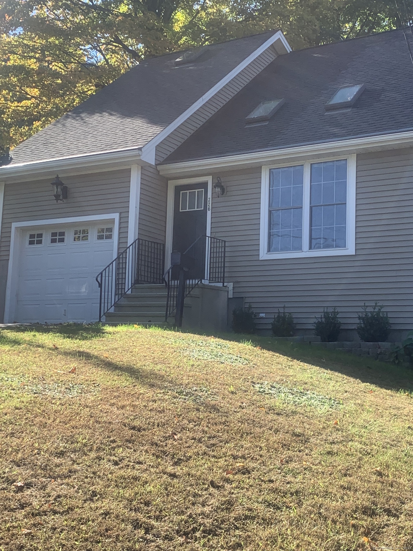 226 Scott Street, Naugatuck, Connecticut - 3 Bedrooms  
3 Bathrooms  
5 Rooms - 