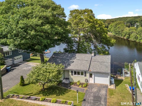 Homes For Sale - 8 Cove View Drive<br/> Waterford, CT 06375